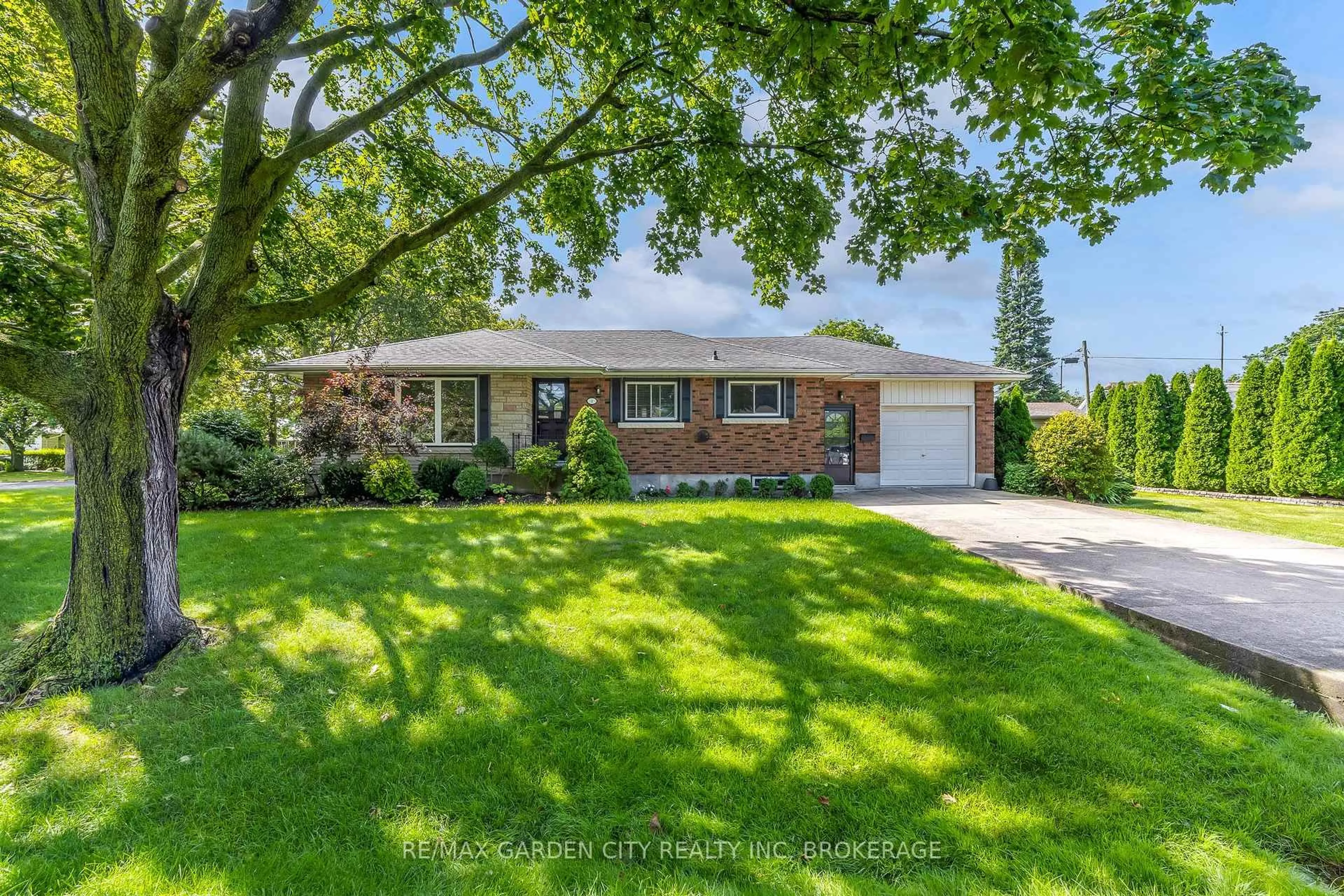 Home with brick exterior material, street for 4 Regina Ave, St. Catharines Ontario L2M 3G6