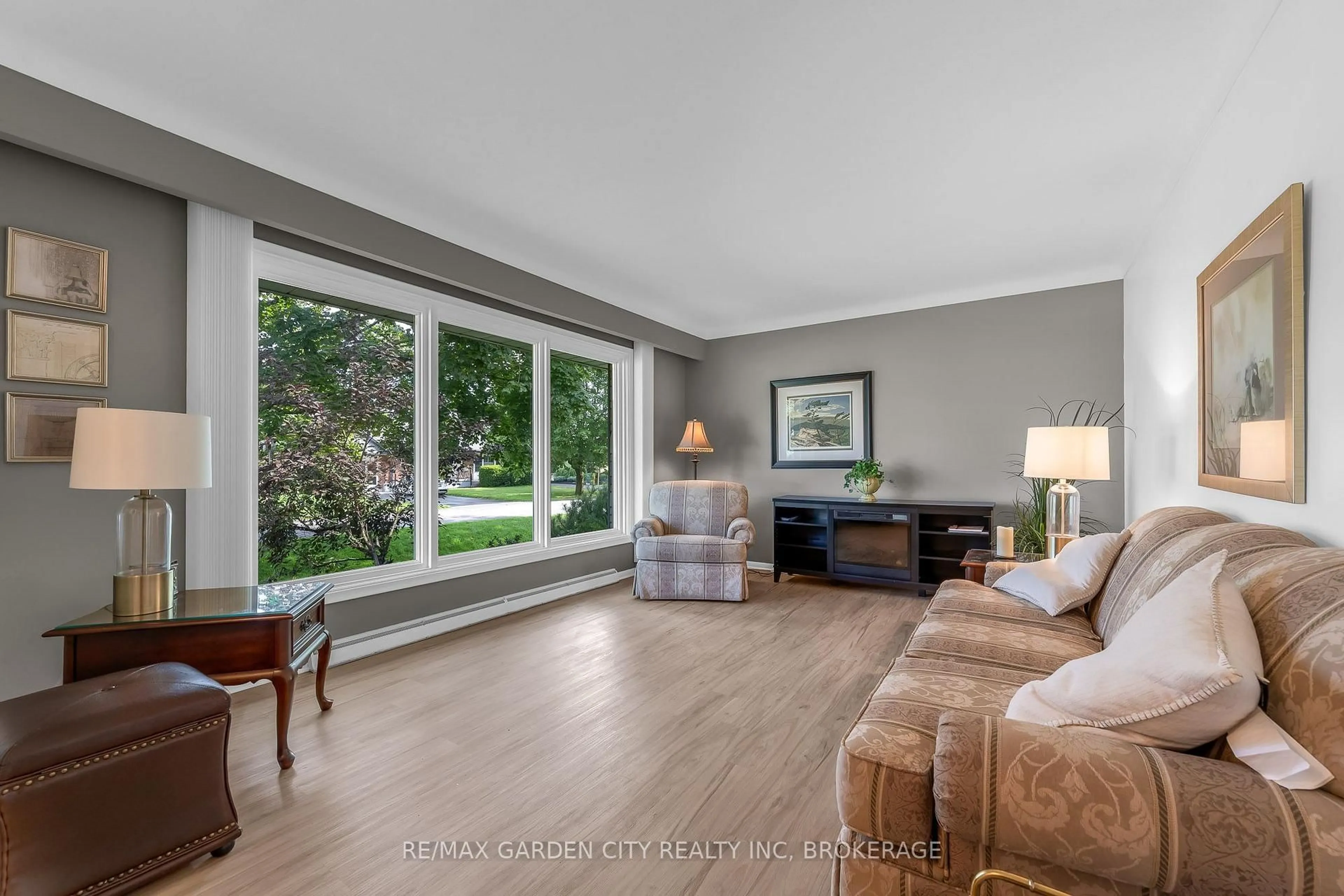 Living room with furniture, unknown for 4 Regina Ave, St. Catharines Ontario L2M 3G6