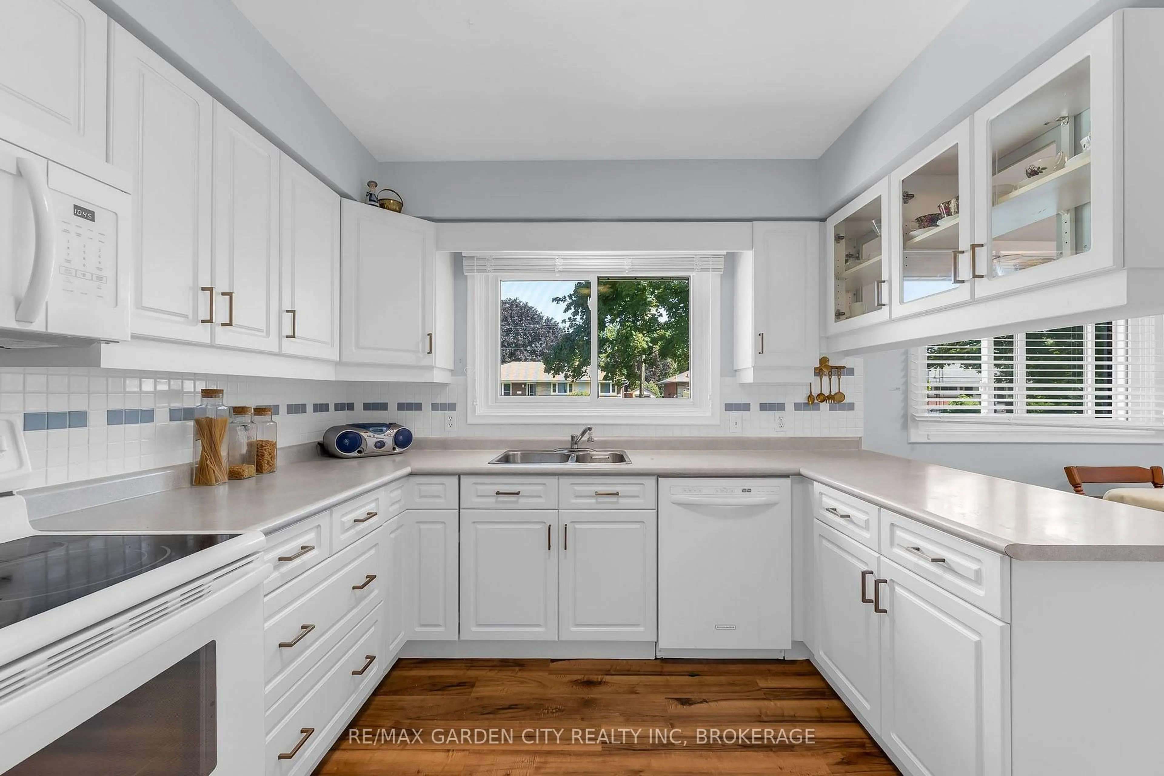 Unknown for 4 Regina Ave, St. Catharines Ontario L2M 3G6
