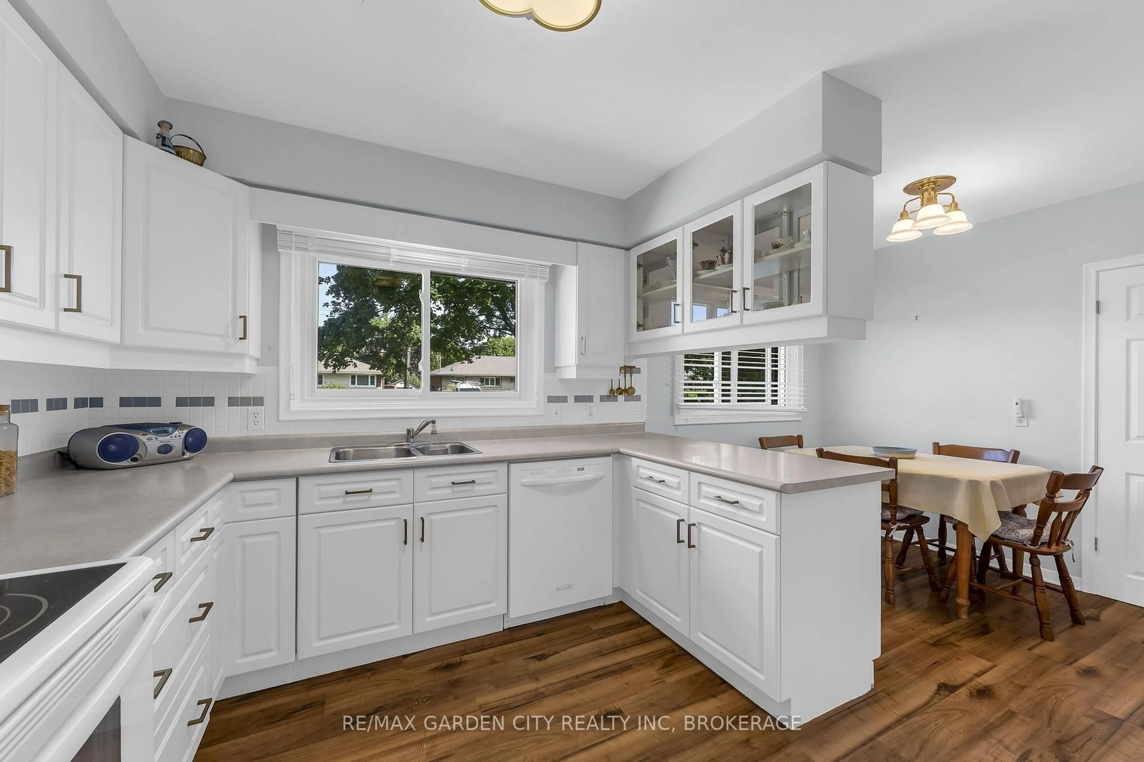 Open concept kitchen, ceramic/tile floor for 4 Regina Ave, St. Catharines Ontario L2M 3G6