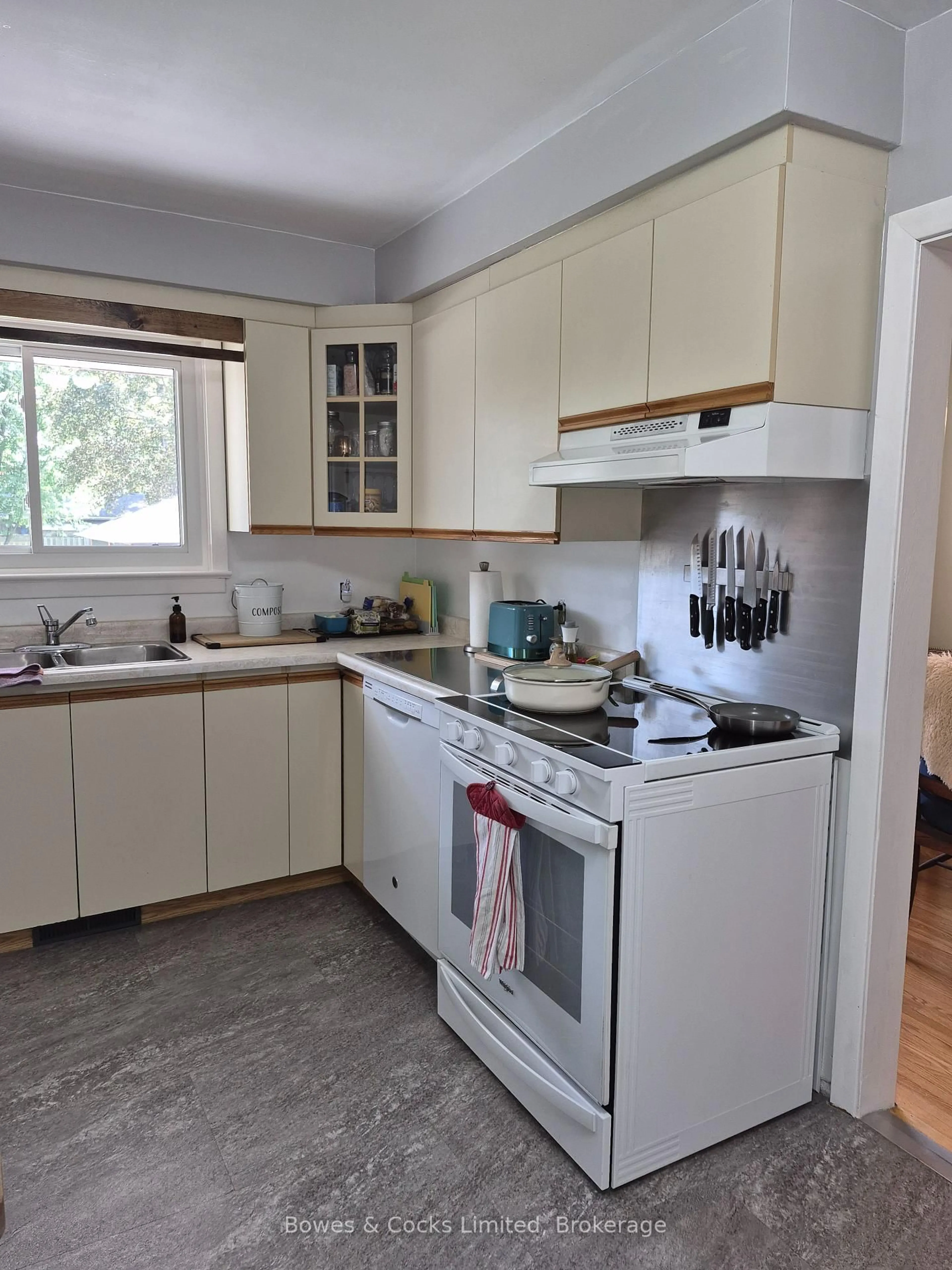 Standard kitchen, unknown for 101 Russell St, Kawartha Lakes Ontario K9V 2X5