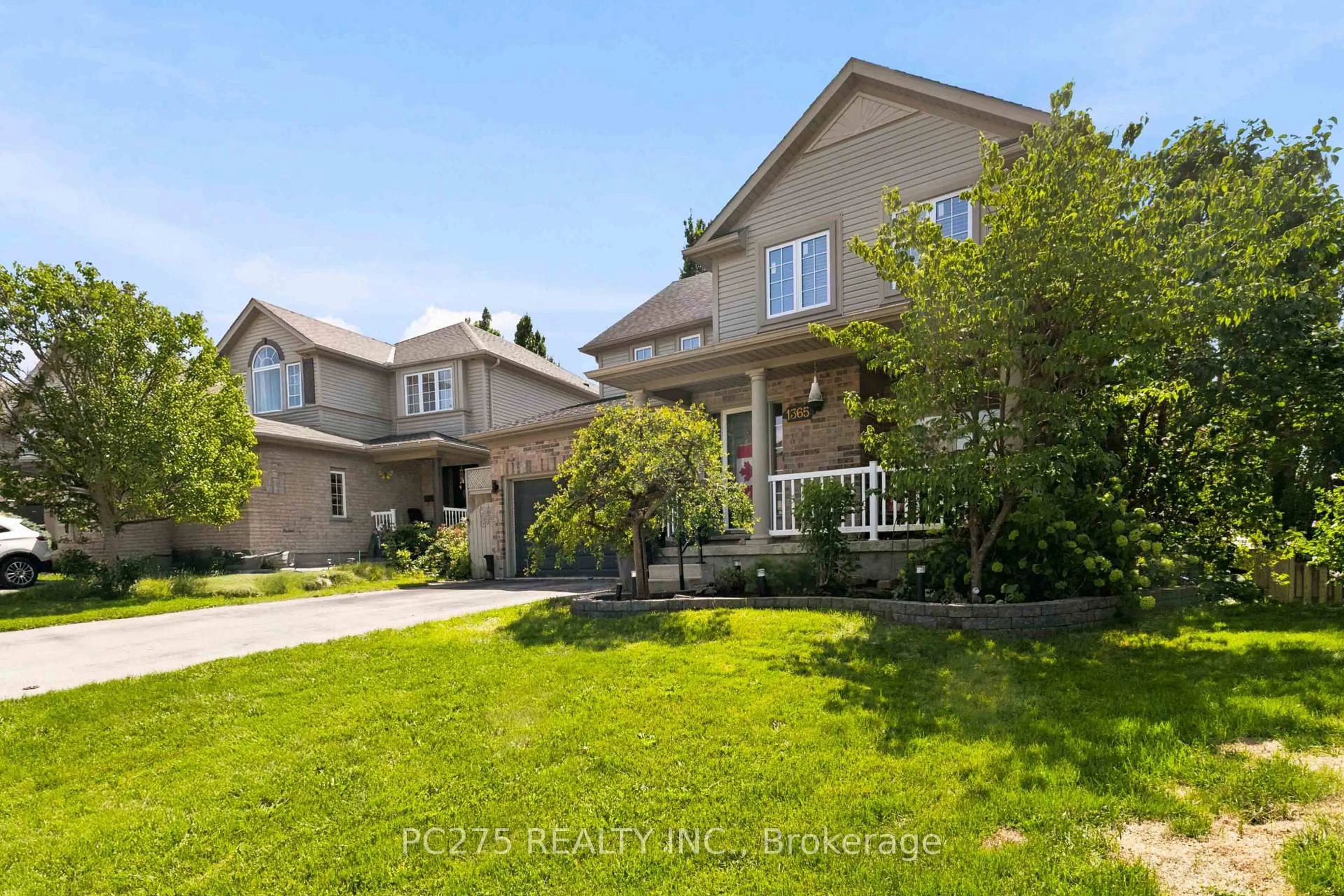 A pic from outside/outdoor area/front of a property/back of a property/a pic from drone, street for 1365 Bramblewood St, London South Ontario N6K 4X2