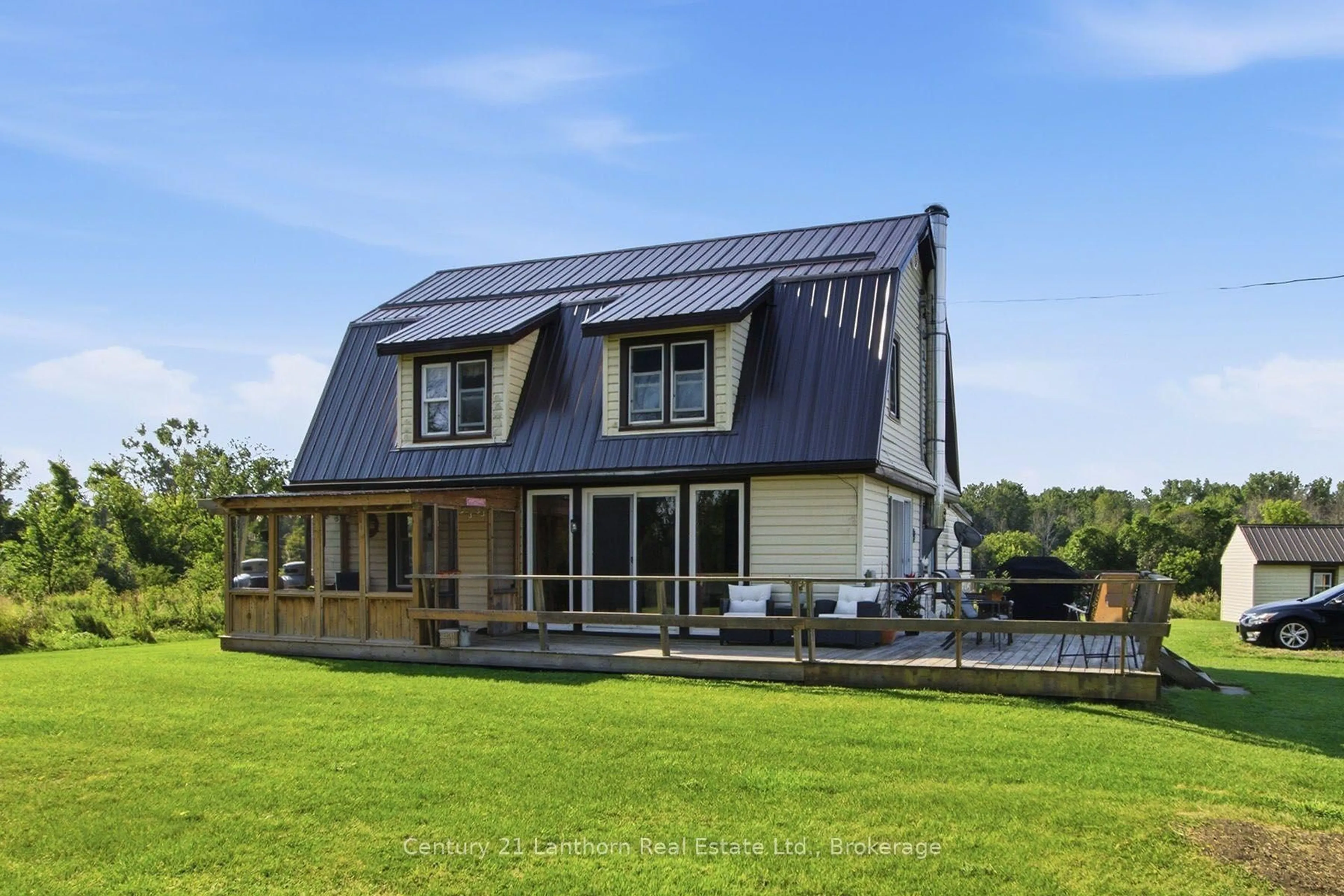 Home with vinyl exterior material, building for 426 York Rd, Tyendinaga Ontario K0K 1X0