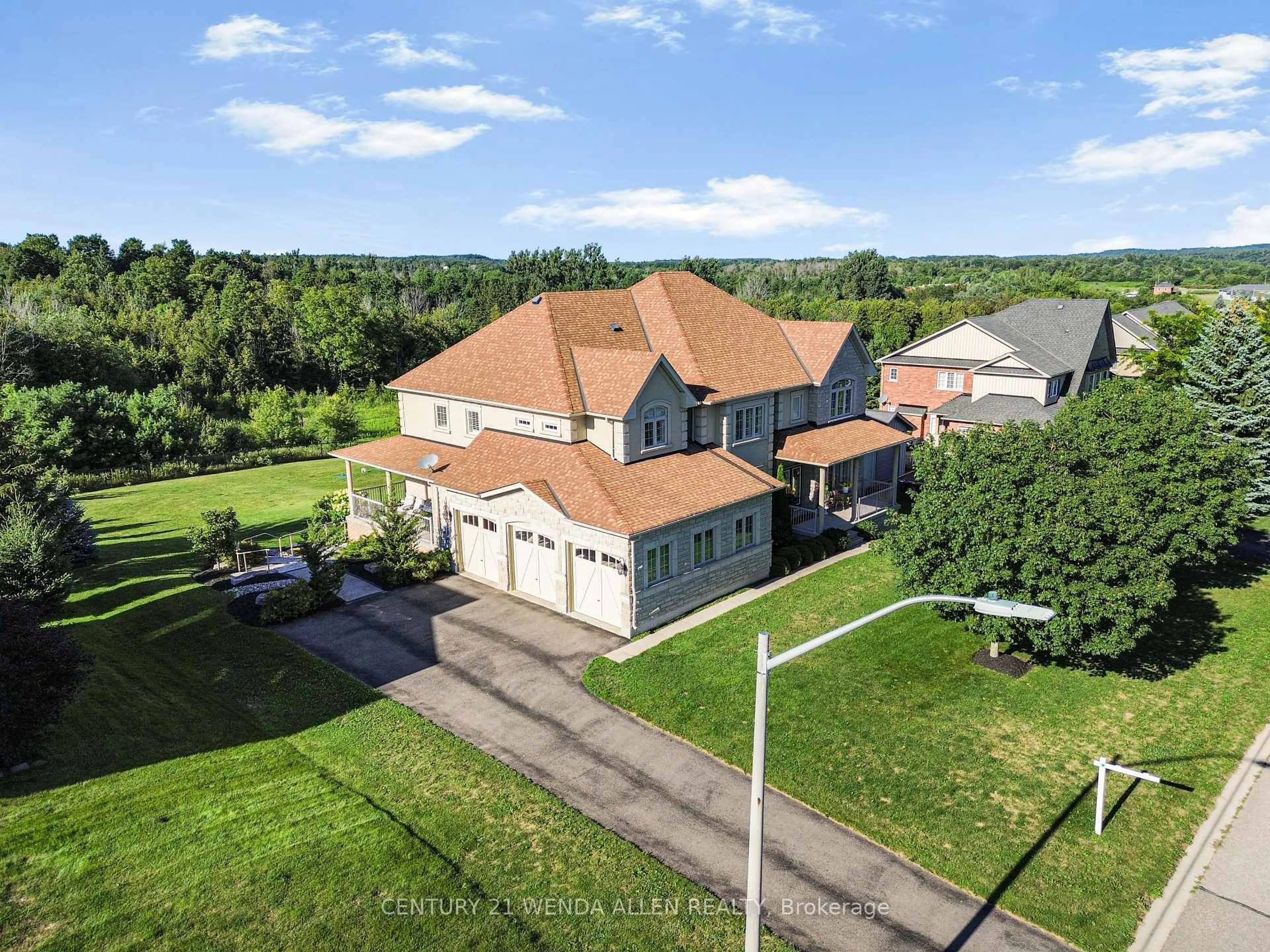 A pic from outside/outdoor area/front of a property/back of a property/a pic from drone, unknown for 44 Orchard Dr, Mono Ontario L9W 6L6
