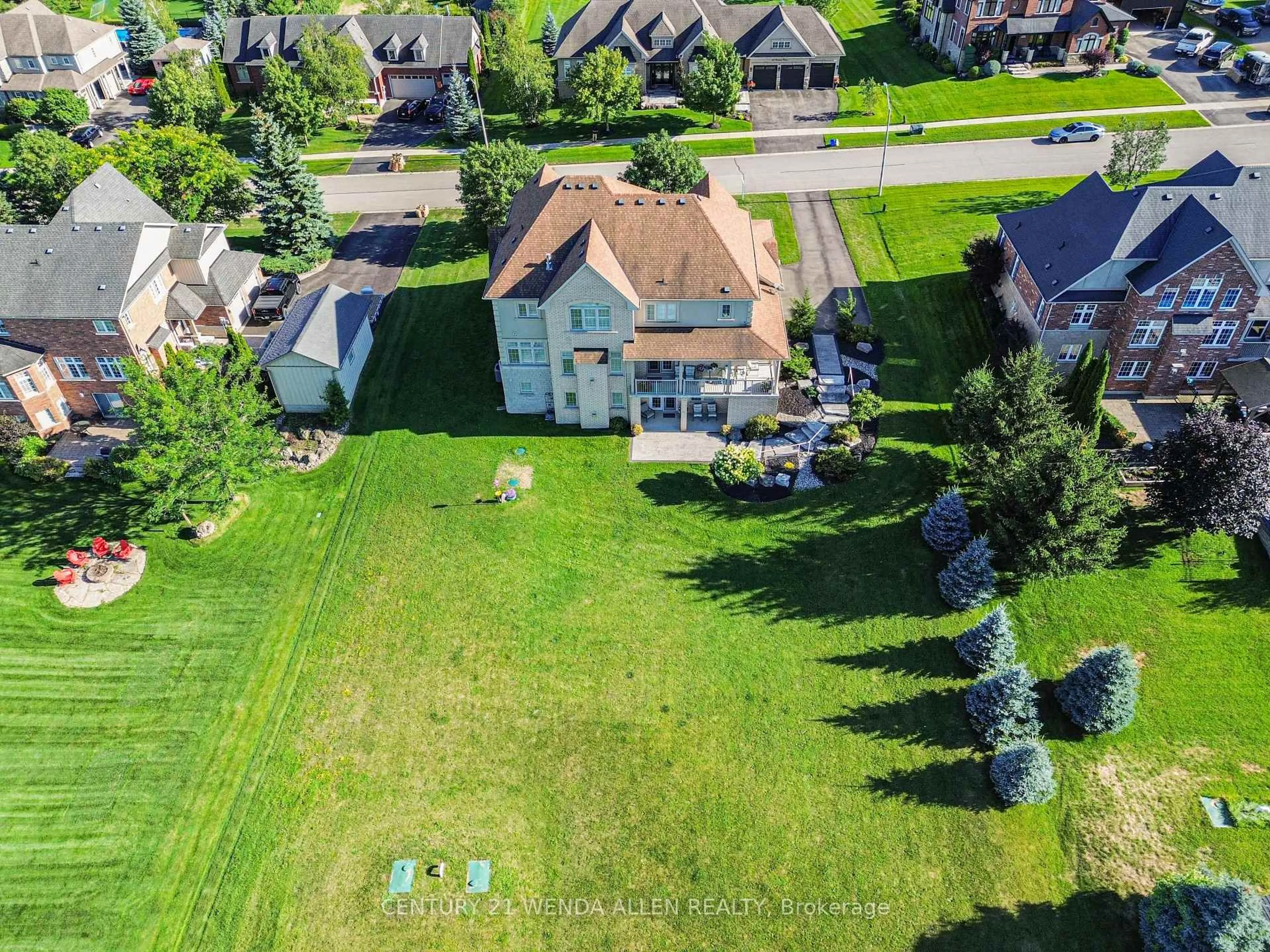 A pic from outside/outdoor area/front of a property/back of a property/a pic from drone, street for 44 Orchard Dr, Mono Ontario L9W 6L6