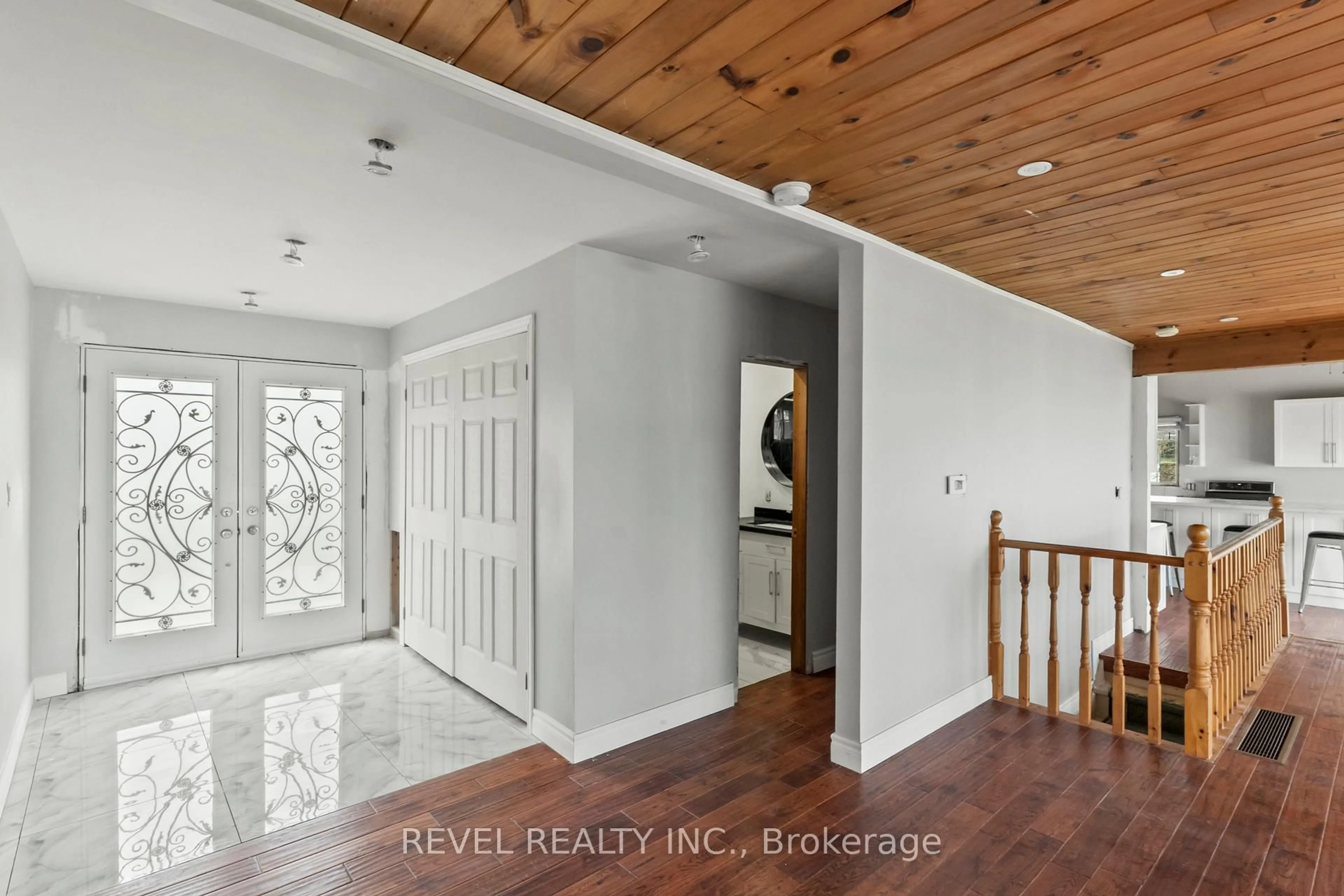 Indoor entryway for 151 Beehive Dr, Kawartha Lakes Ontario K0M 1G0