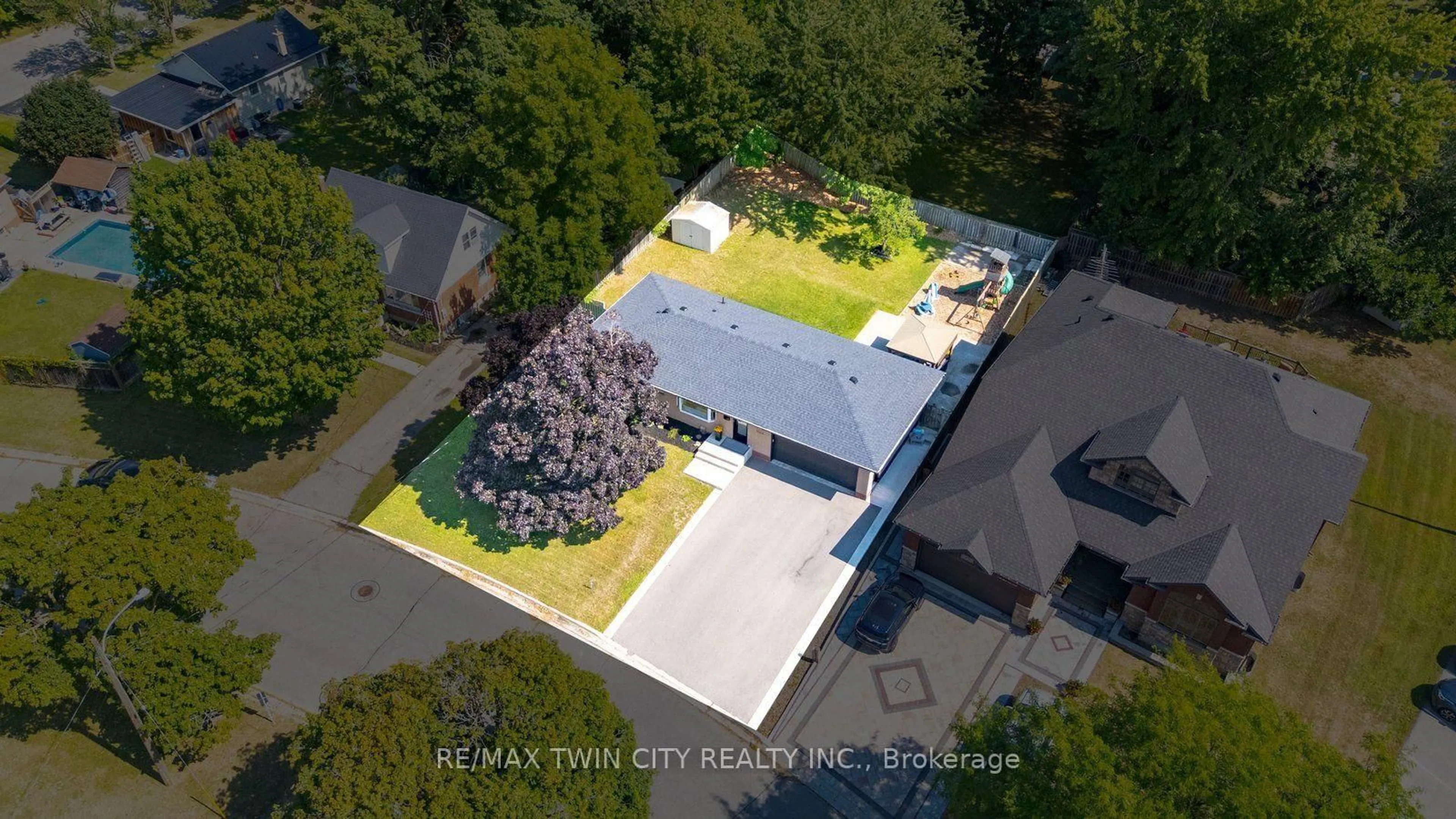 A pic from outside/outdoor area/front of a property/back of a property/a pic from drone, unknown for 45 Wayne Dr, Brantford Ontario N3R 2Y8