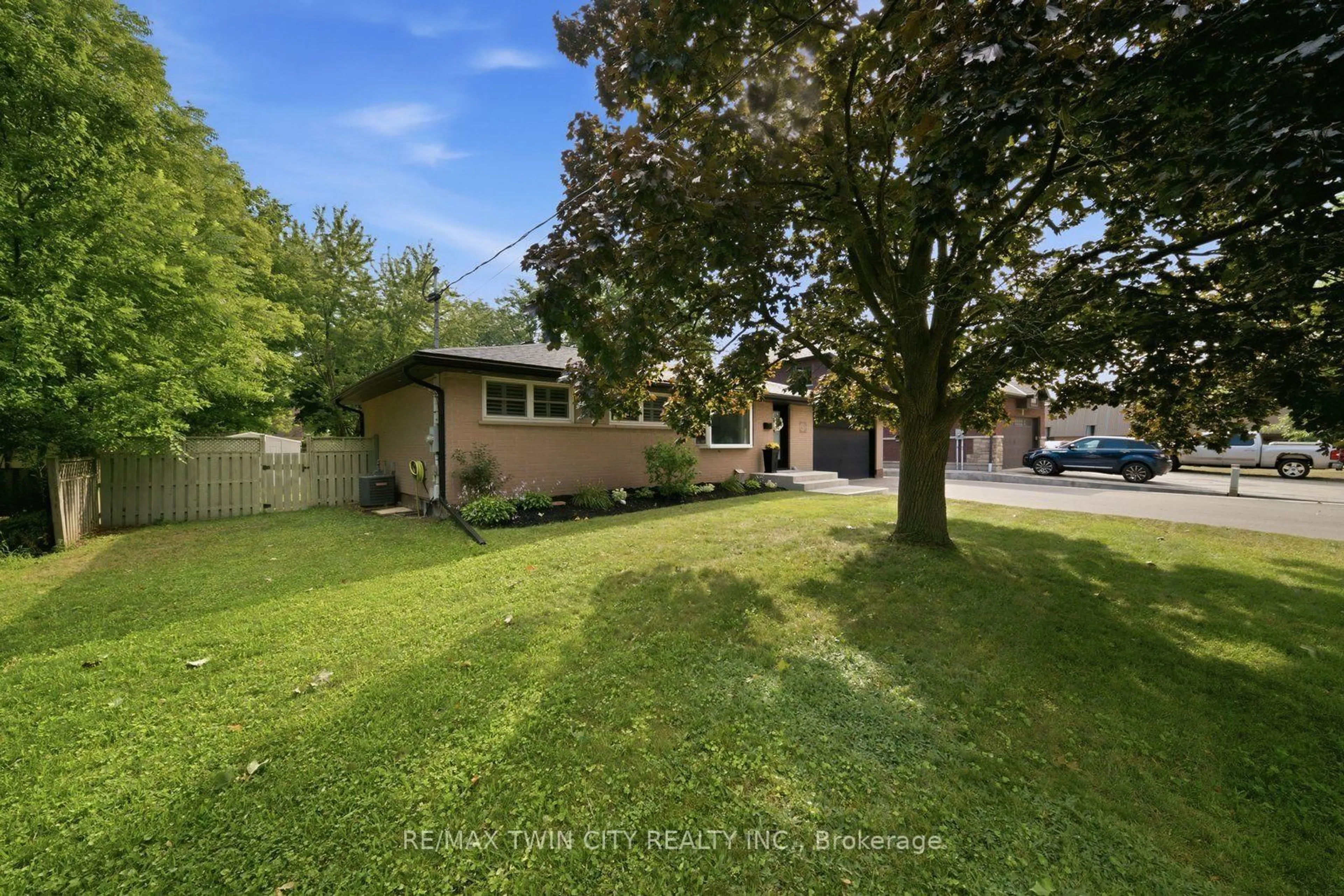 A pic from outside/outdoor area/front of a property/back of a property/a pic from drone, street for 45 Wayne Dr, Brantford Ontario N3R 2Y8