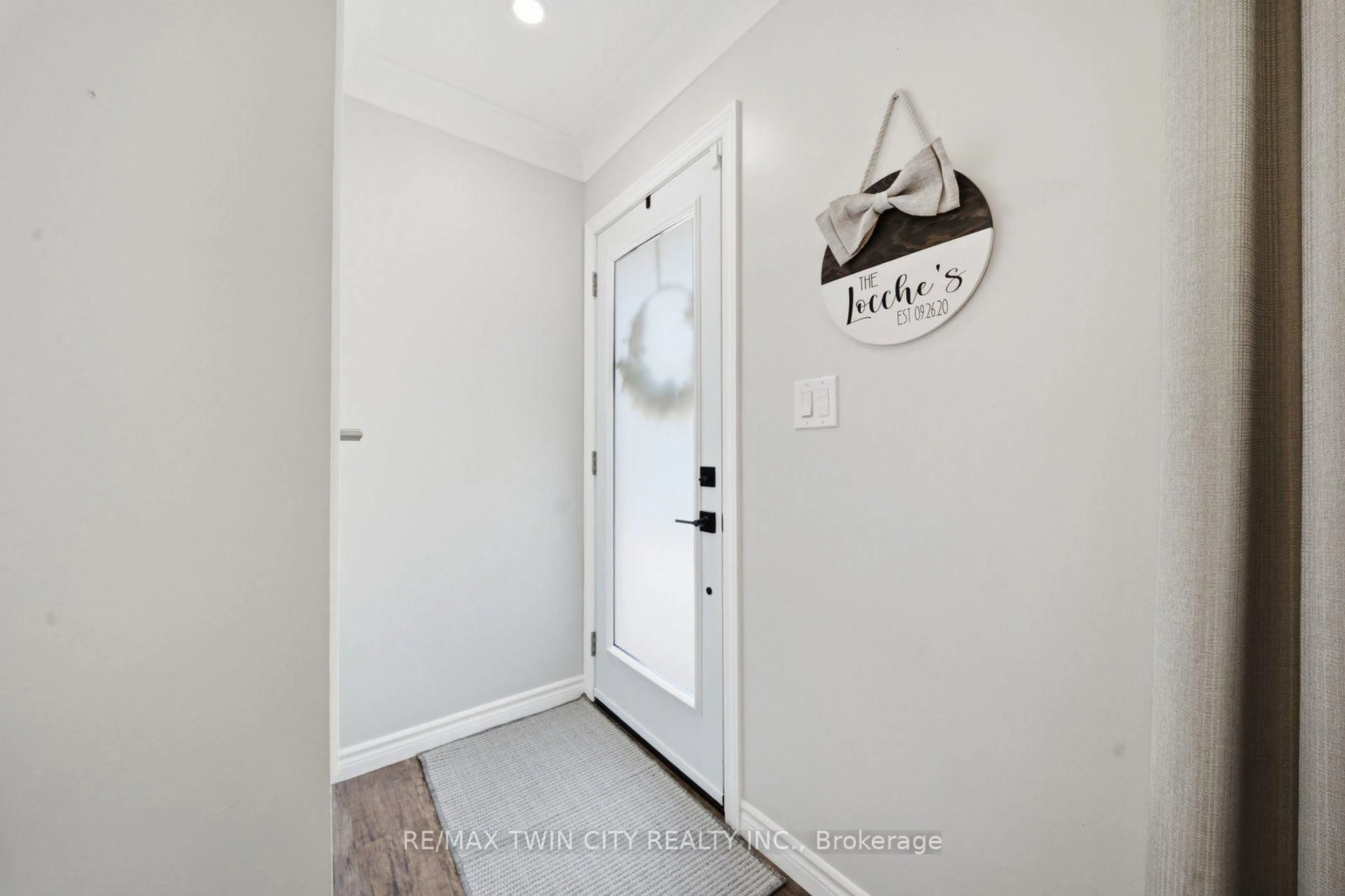 Indoor entryway for 45 Wayne Dr, Brantford Ontario N3R 2Y8