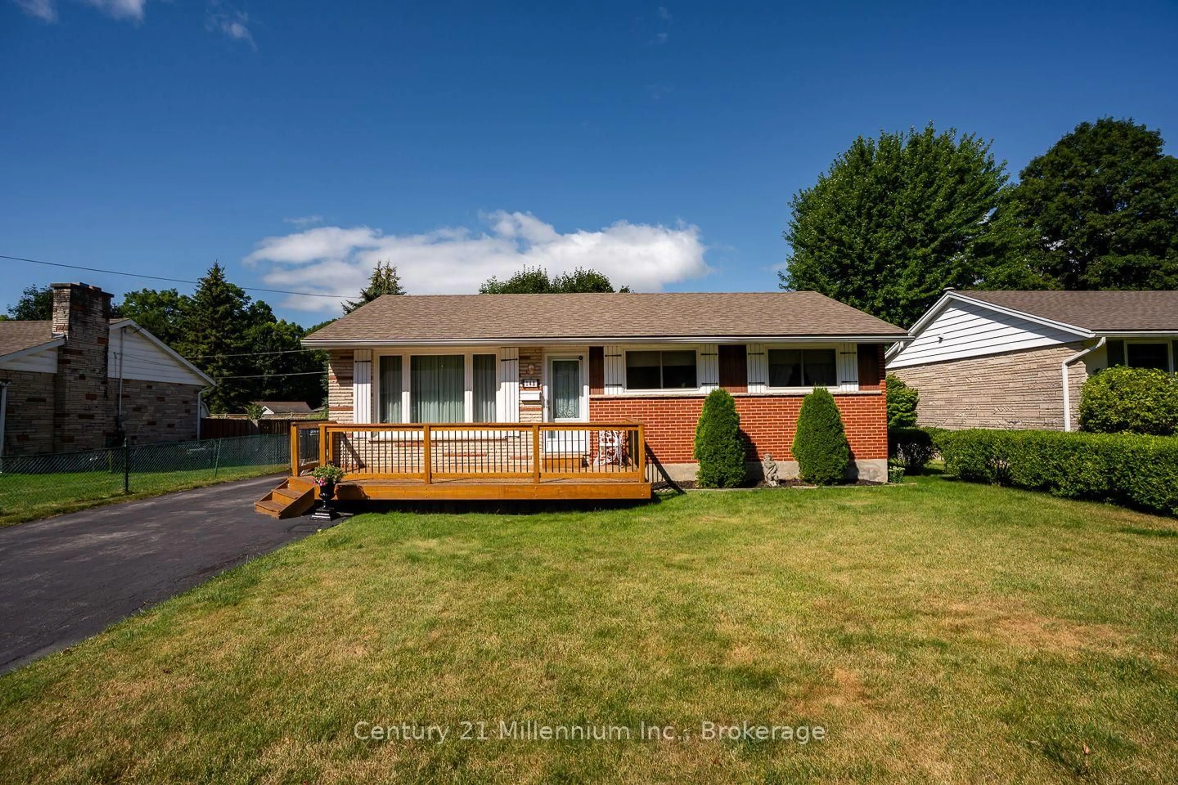 Home with vinyl exterior material, street for 148 7th Ave, Owen Sound Ontario N4K 2W7