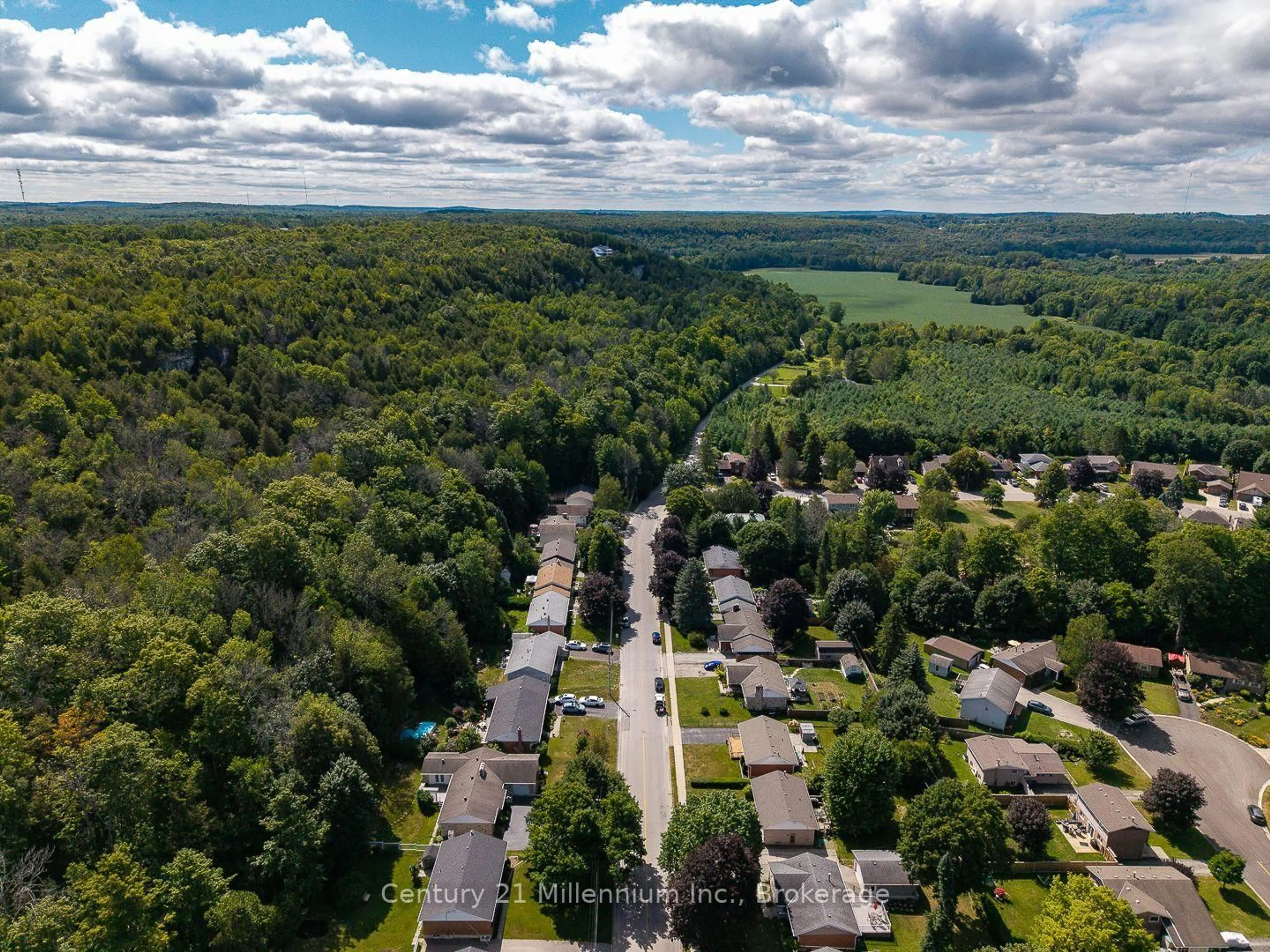 A pic from outside/outdoor area/front of a property/back of a property/a pic from drone, street for 148 7th Ave, Owen Sound Ontario N4K 2W7