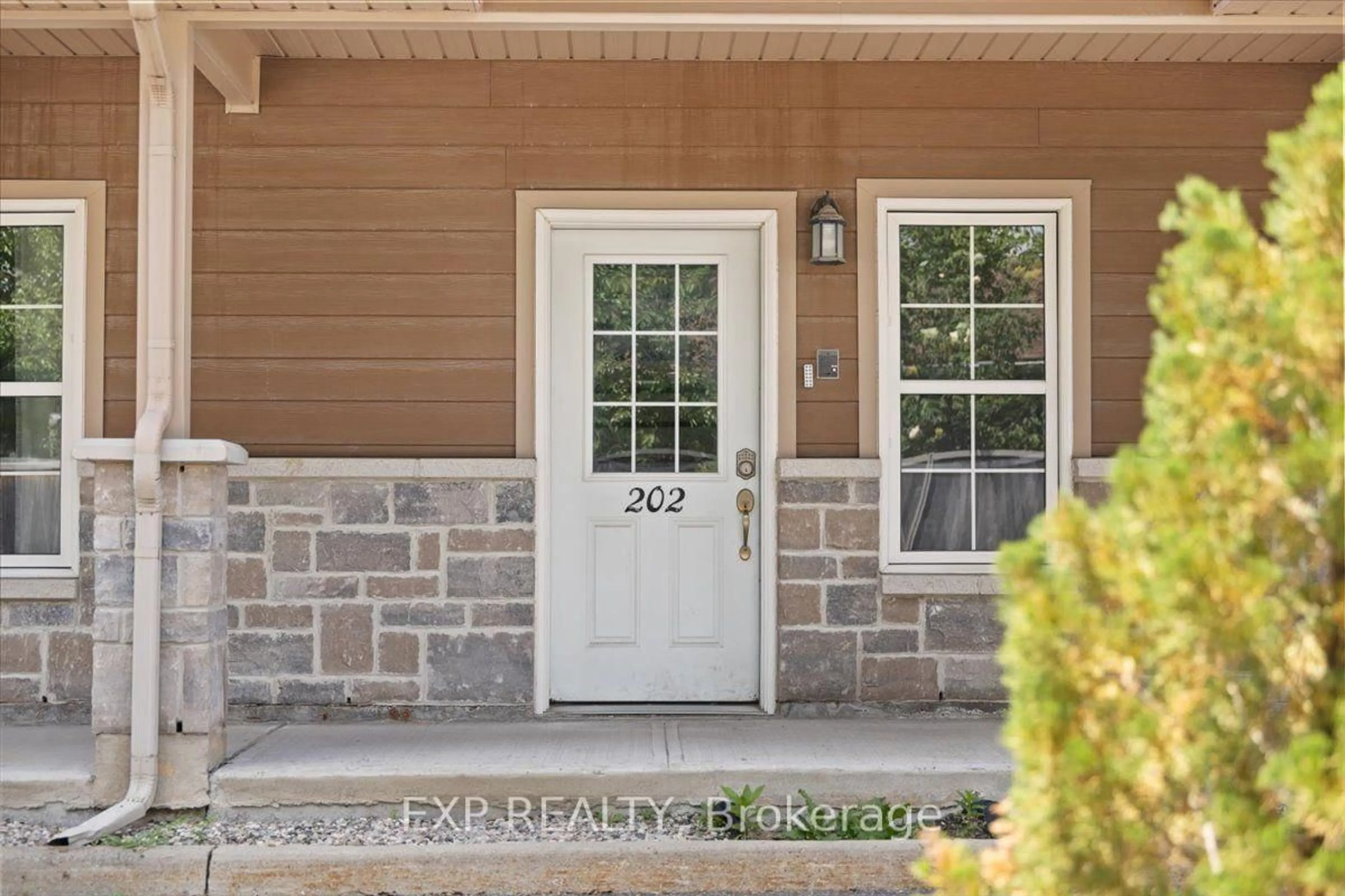 Indoor entryway for 245 Equinox Dr #202, Russell Ontario K0A 1W0