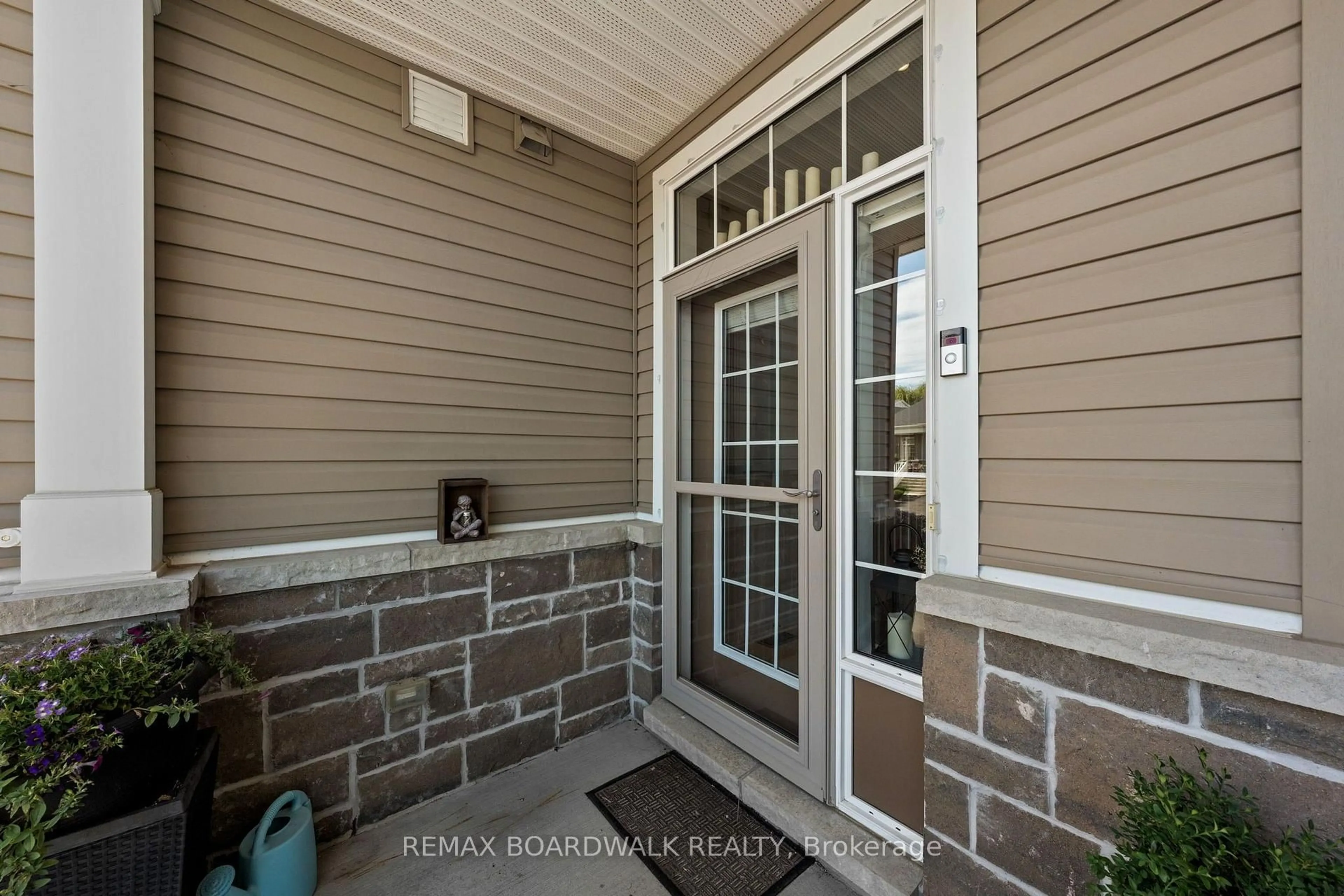 Indoor entryway for 147 Oxford St, North Grenville Ontario K0G 1J0
