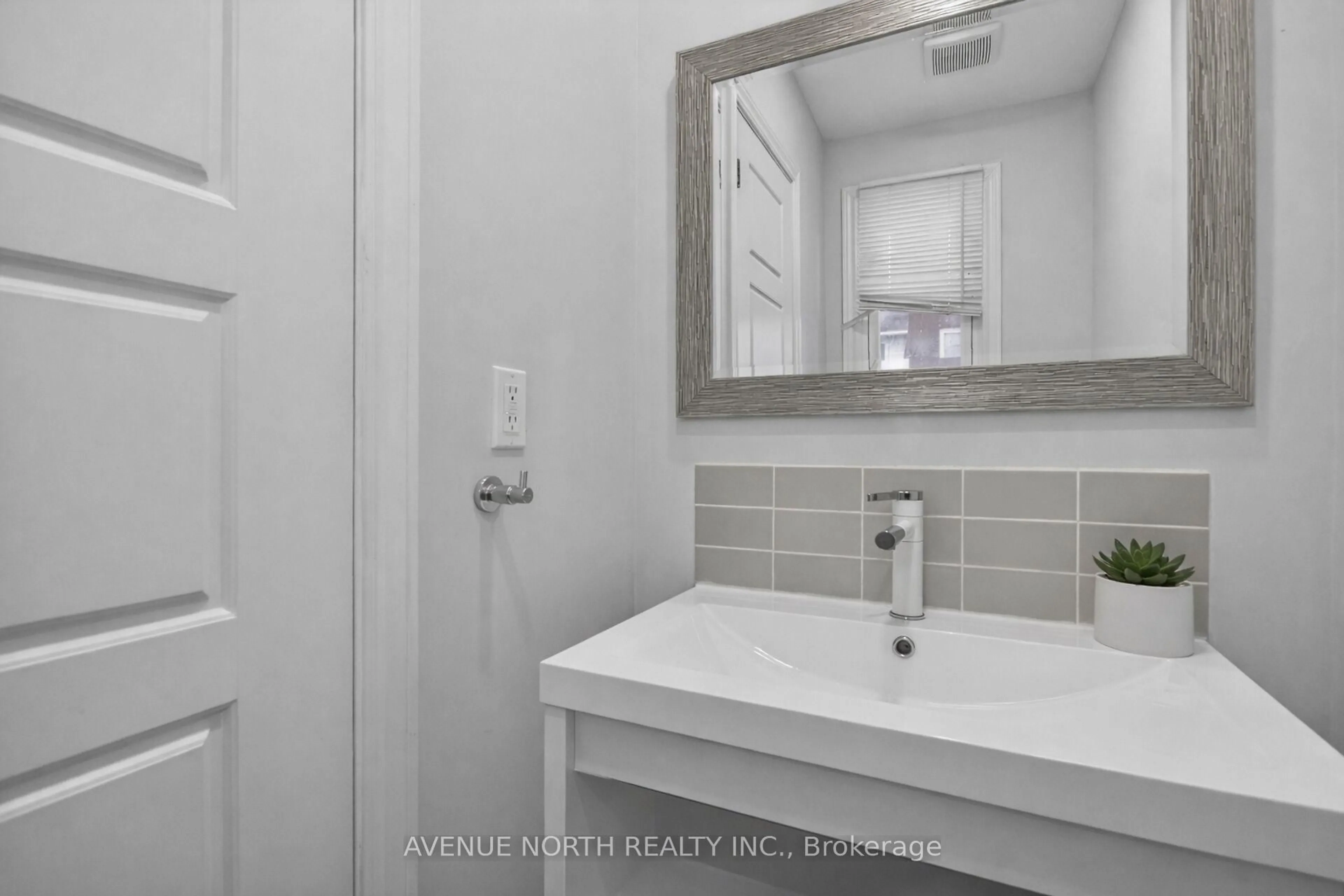 Standard bathroom, ceramic/tile floor for 419 Armonia Private #40, Ottawa Ontario K1K 3Y2