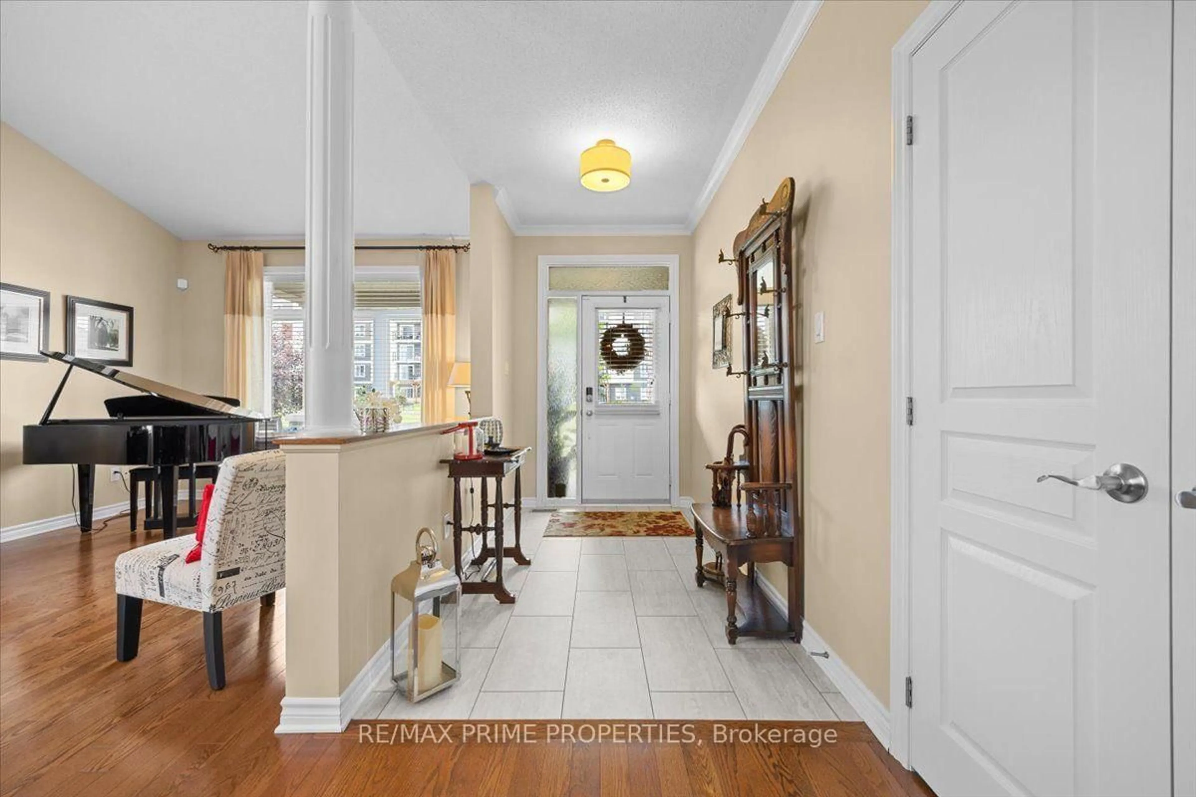 Indoor entryway for 341 Bobolink Rdge, Ottawa Ontario K2V 0B9