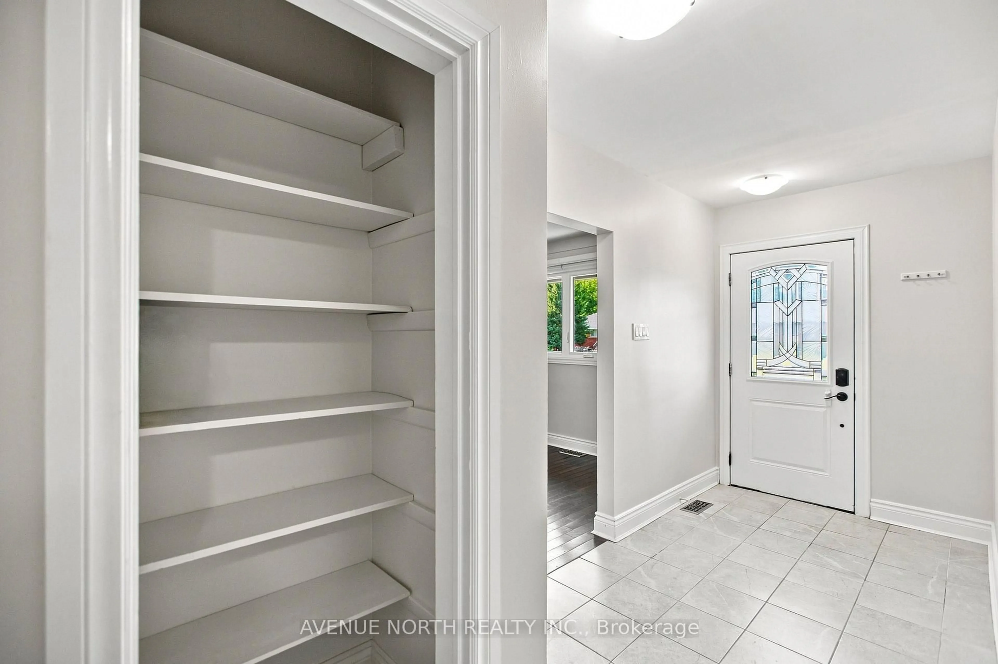 Indoor entryway for 66 Epworth Ave, Ottawa Ontario K2G 2M1