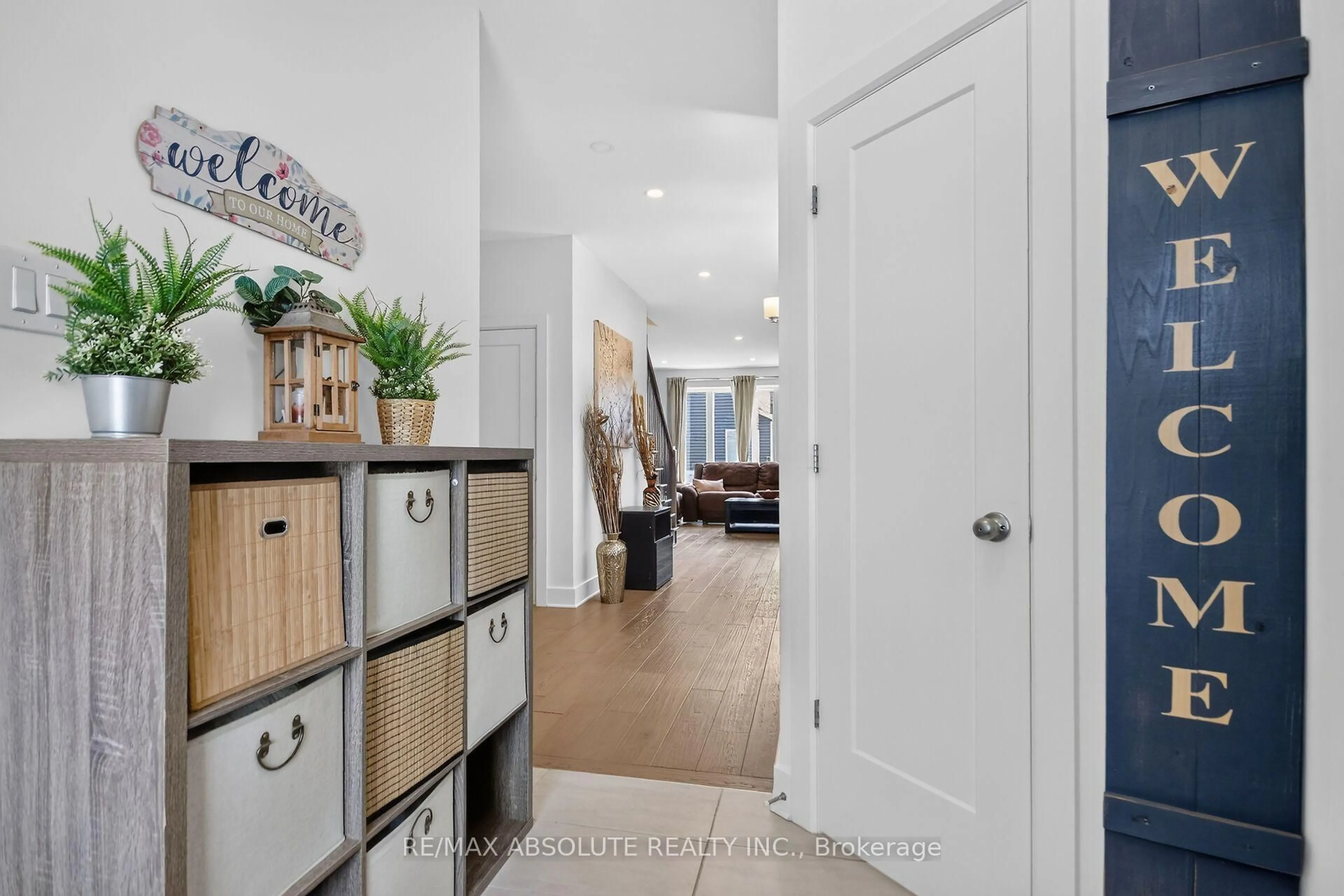Indoor entryway for 674 Parade Dr, Ottawa Ontario K2S 0Z3