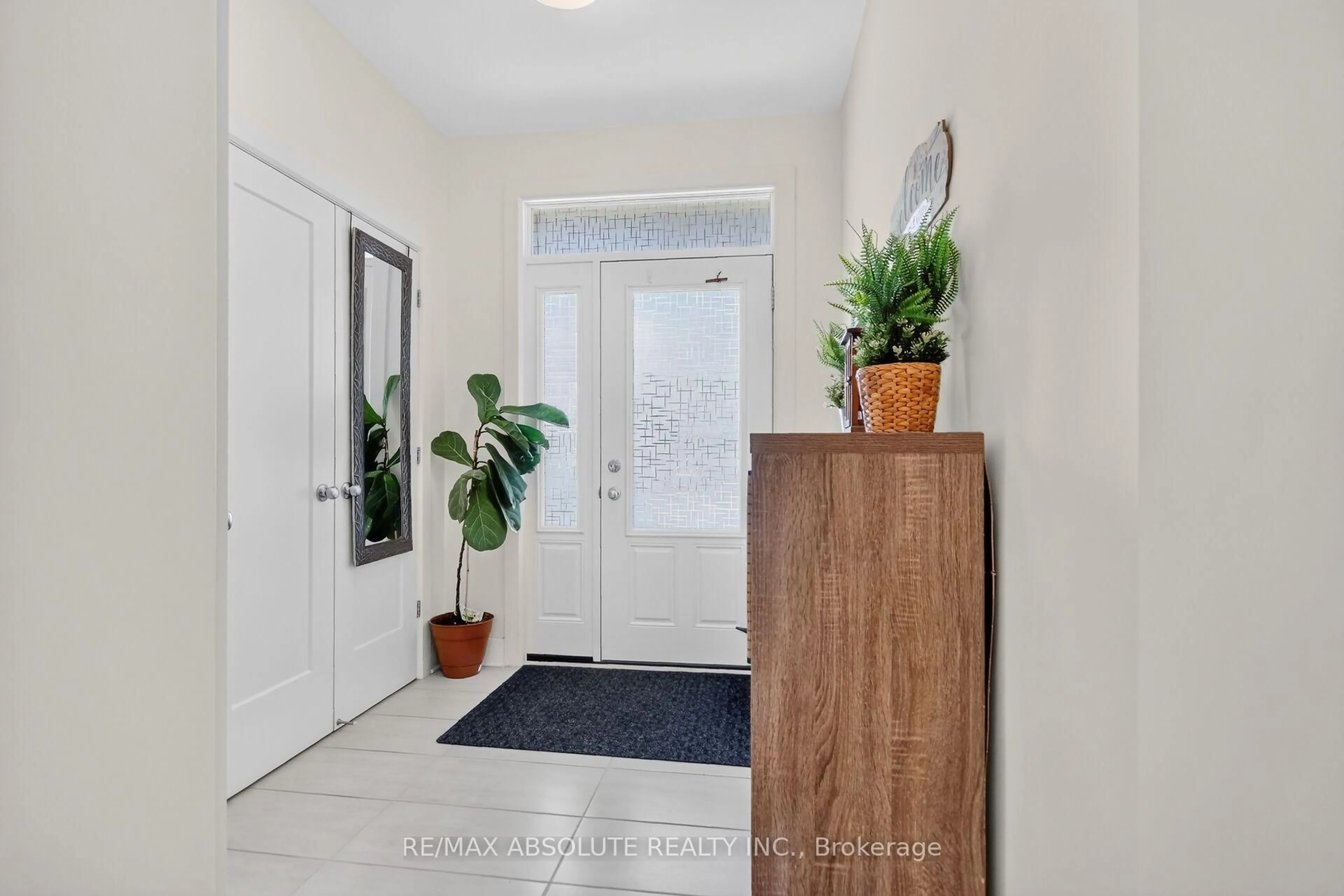 Indoor entryway for 674 Parade Dr, Ottawa Ontario K2S 0Z3
