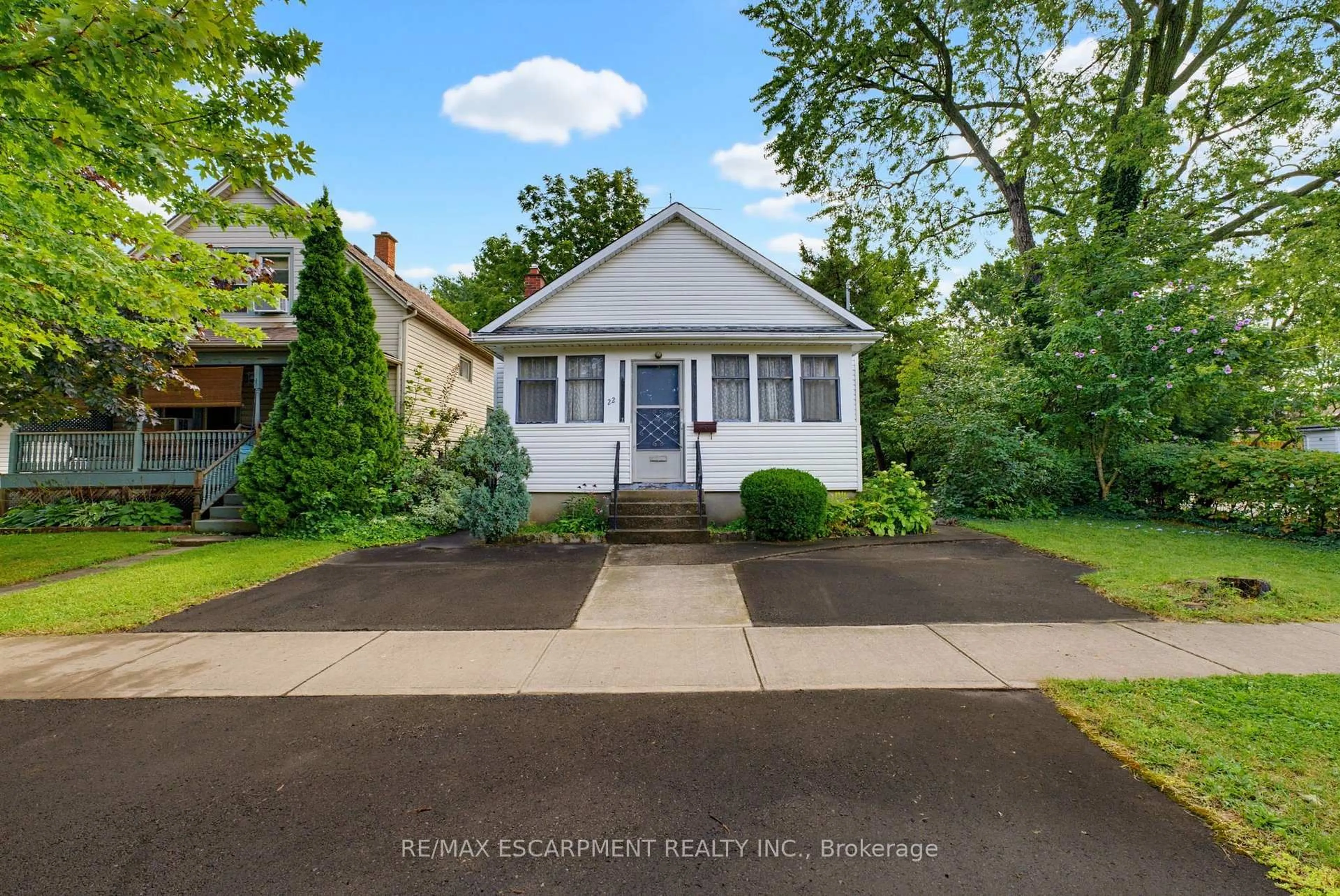 A pic from outside/outdoor area/front of a property/back of a property/a pic from drone, street for 22 Mildred Ave, St. Catharines Ontario L2R 6J1