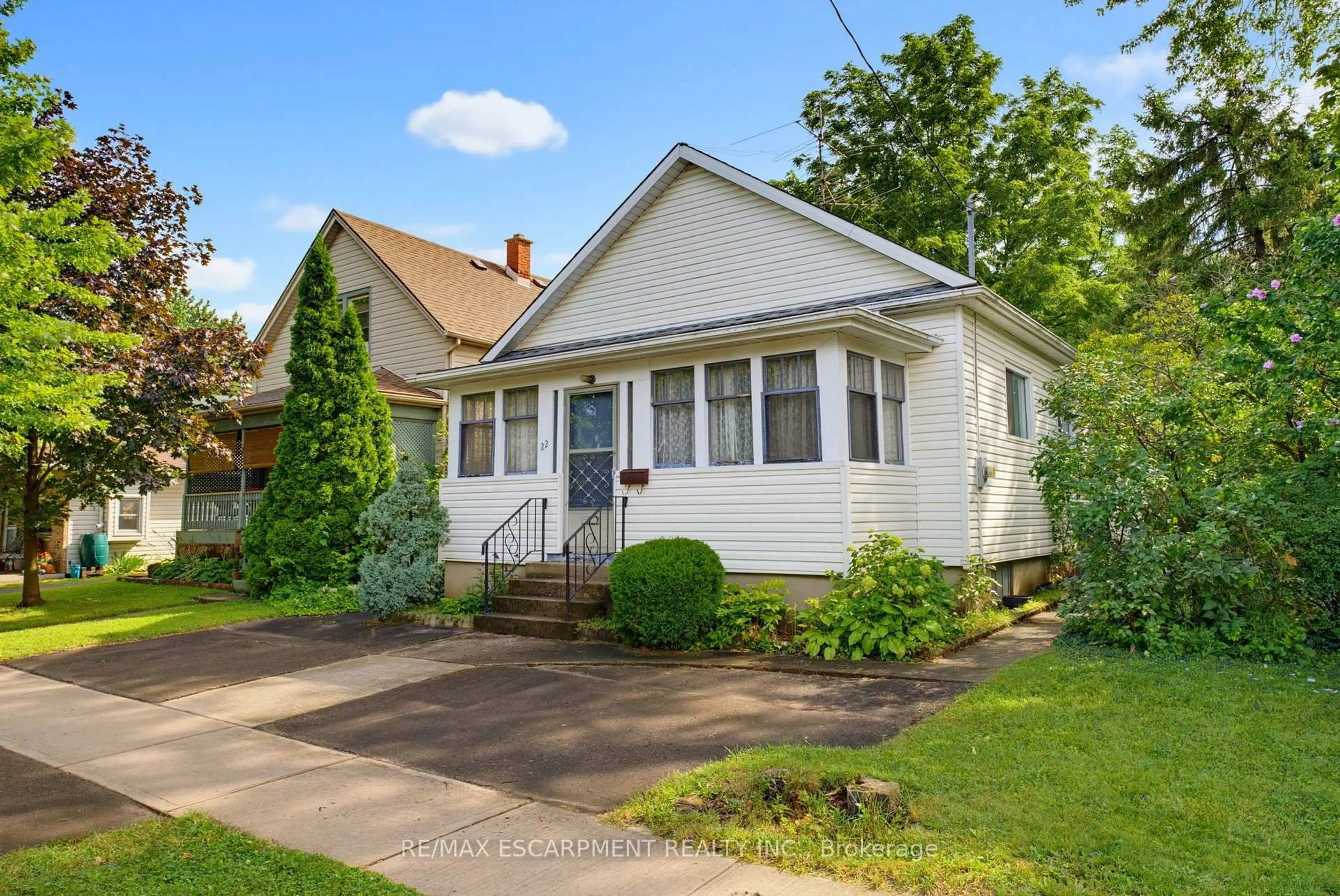 Home with vinyl exterior material, street for 22 Mildred Ave, St. Catharines Ontario L2R 6J1