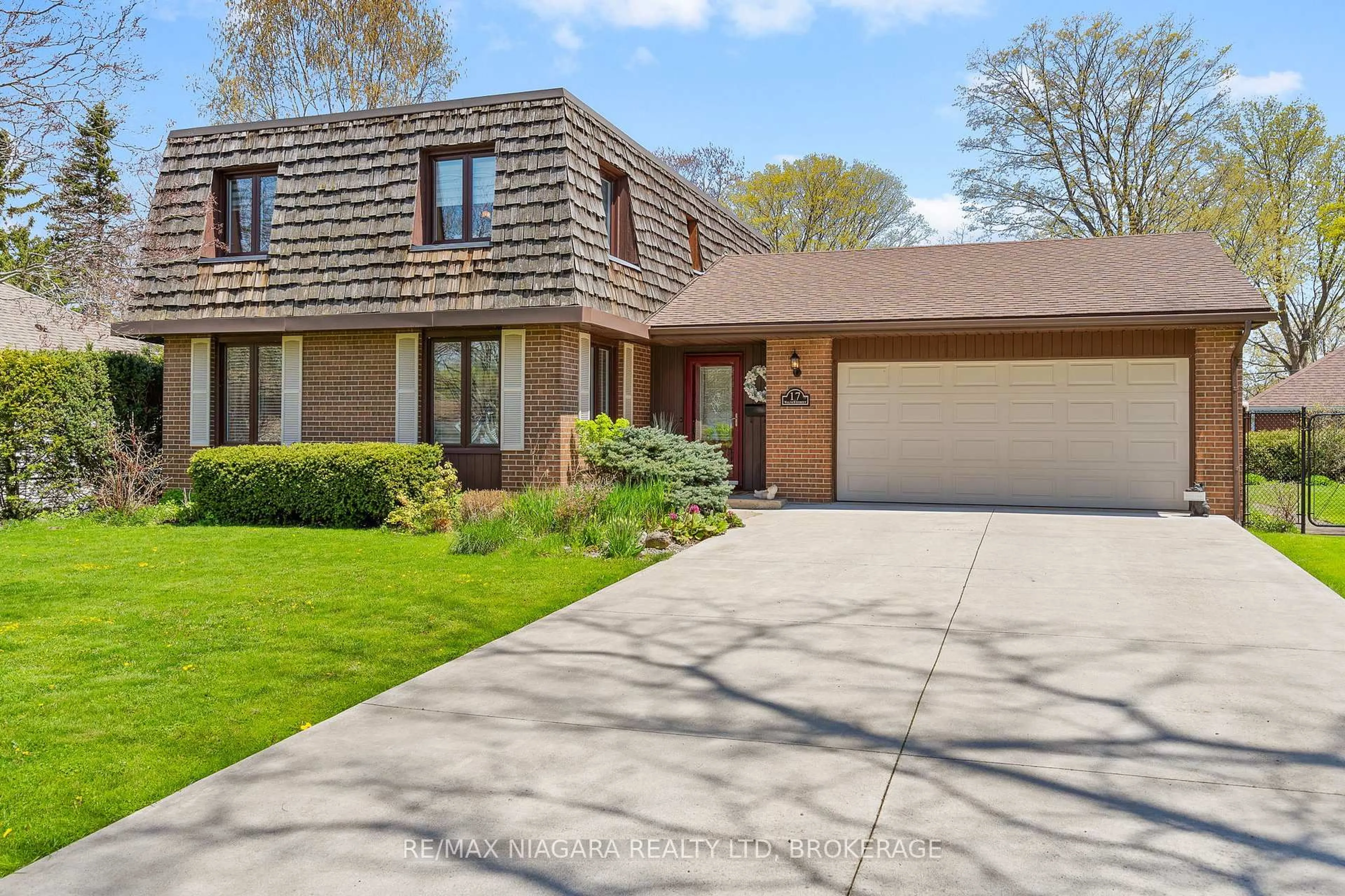 Home with brick exterior material, street for 17 Walnut St, Port Colborne Ontario L3K 2T7
