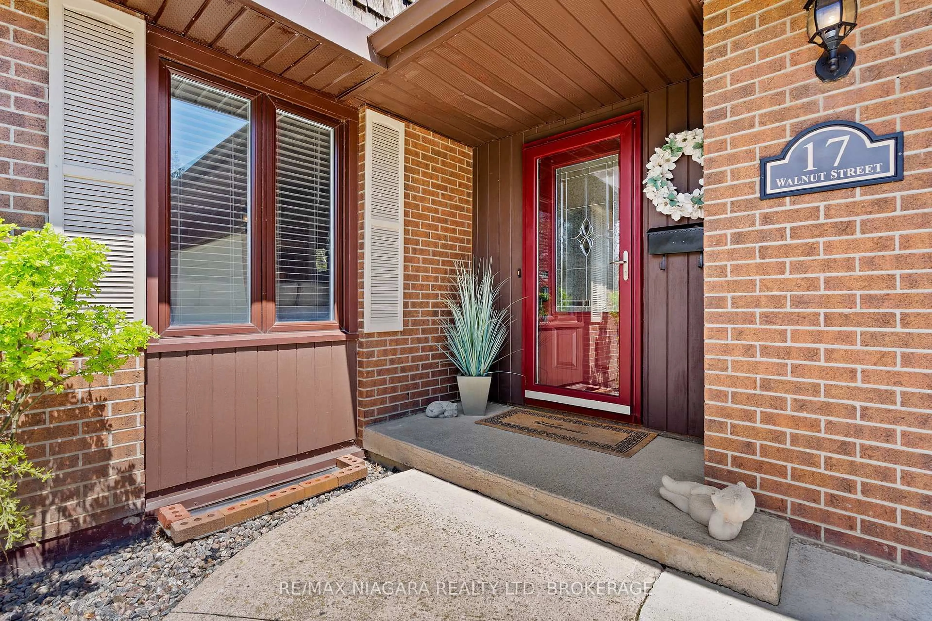 Indoor entryway for 17 Walnut St, Port Colborne Ontario L3K 2T7