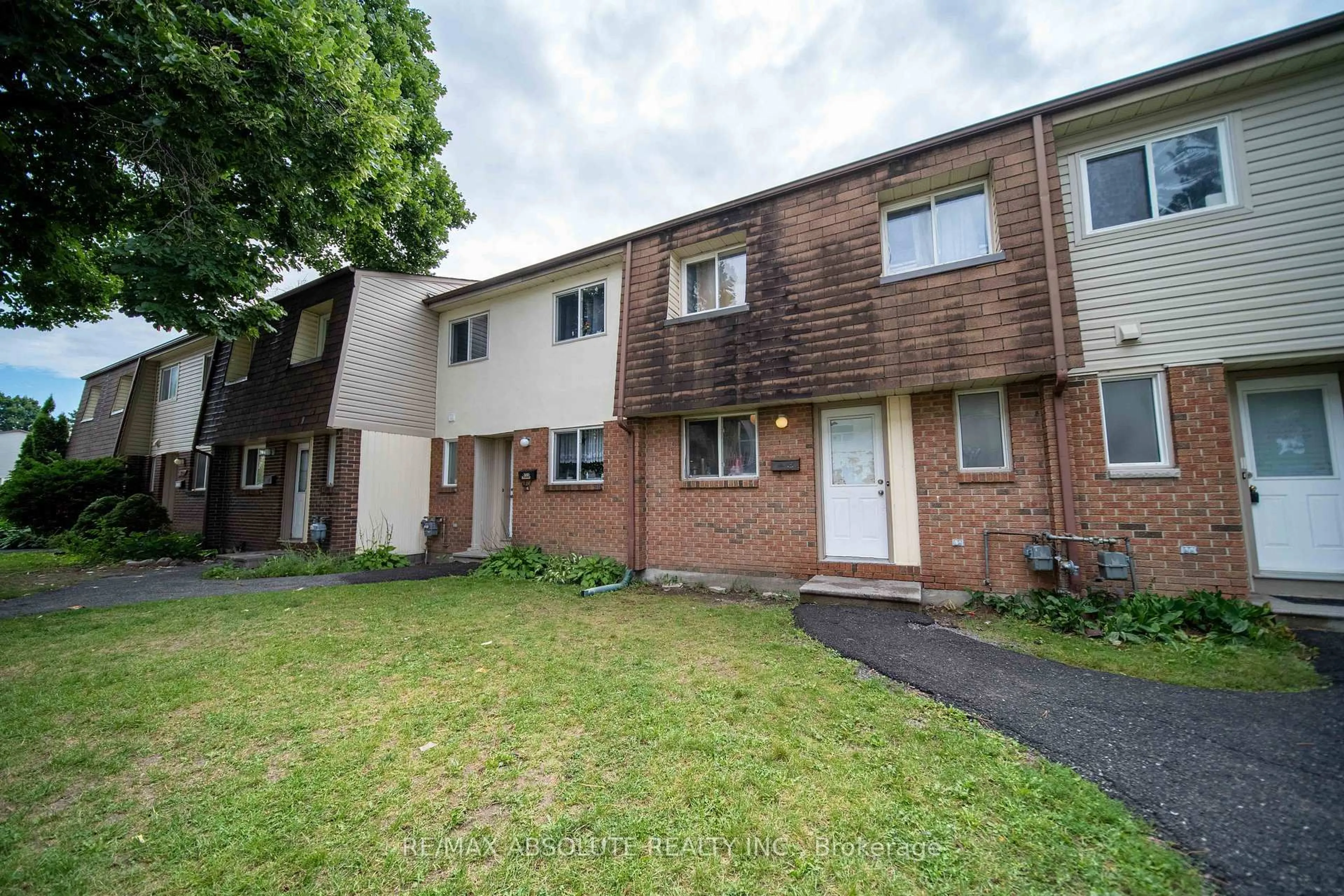 A pic from outside/outdoor area/front of a property/back of a property/a pic from drone, street for 30 E Sonnet Cres, Ottawa Ontario K2H 8W8
