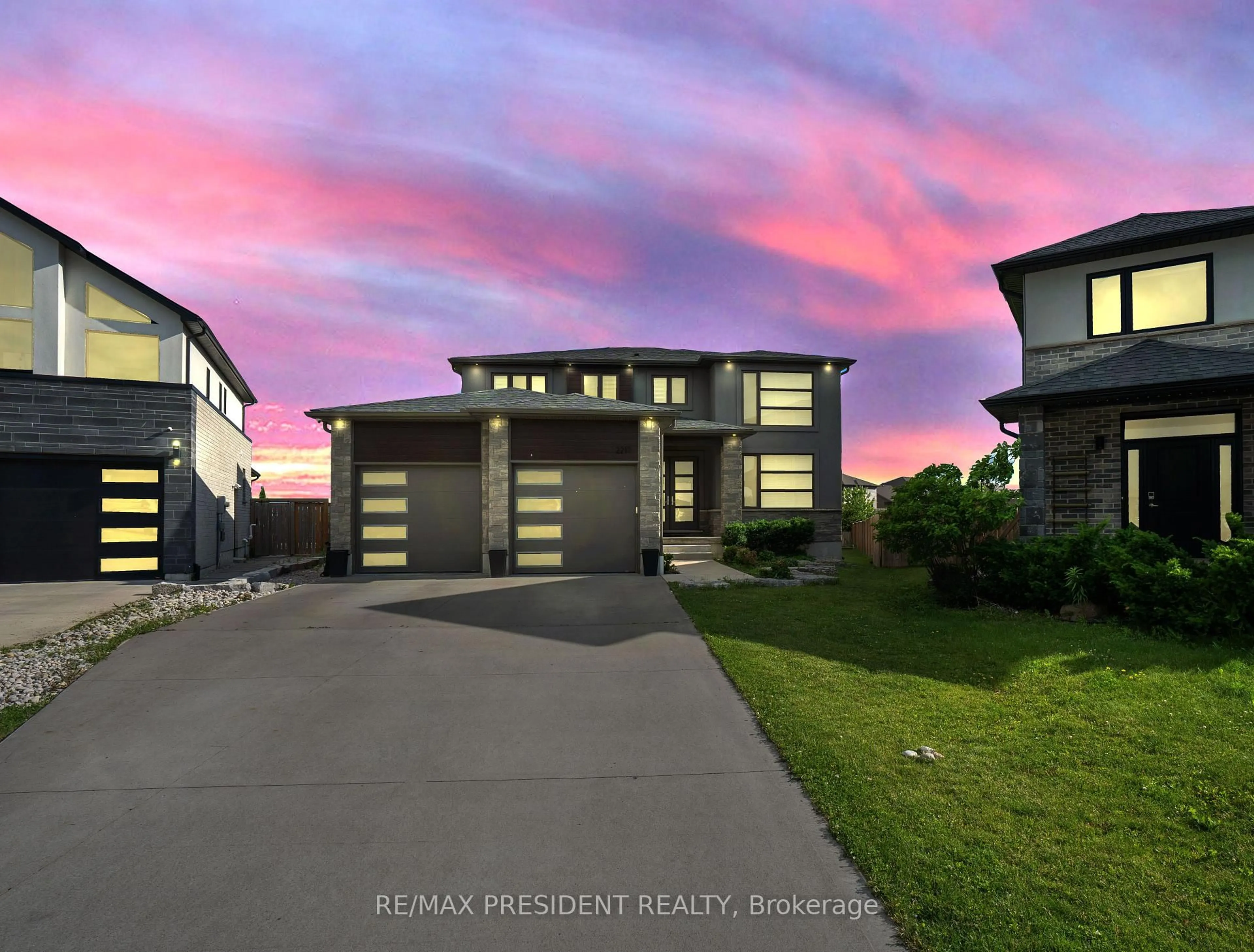 A pic from outside/outdoor area/front of a property/back of a property/a pic from drone, street for 2217 Wateroak Dr, London North Ontario N6G 5B4