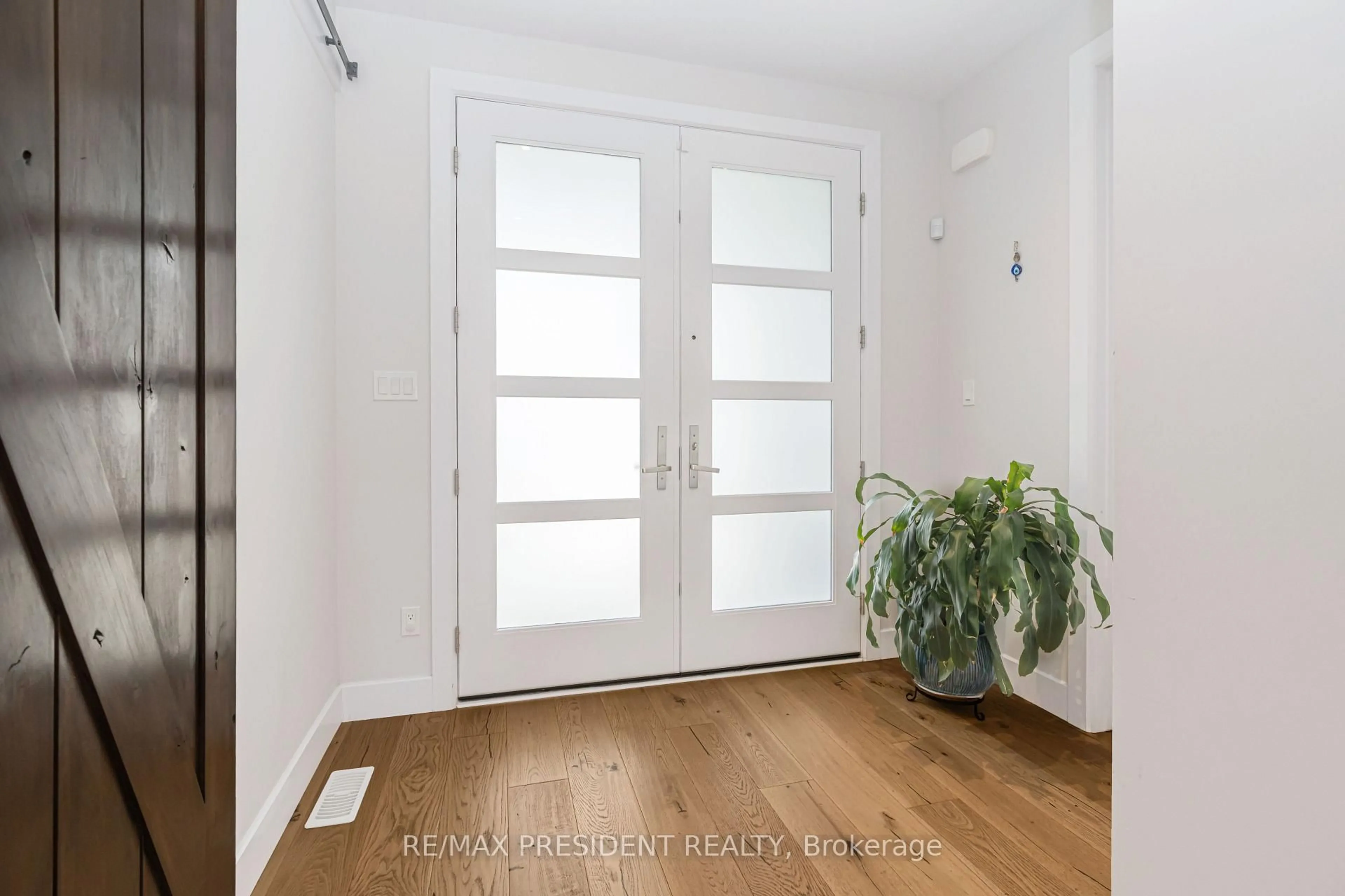 Indoor entryway for 2217 Wateroak Dr, London North Ontario N6G 5B4