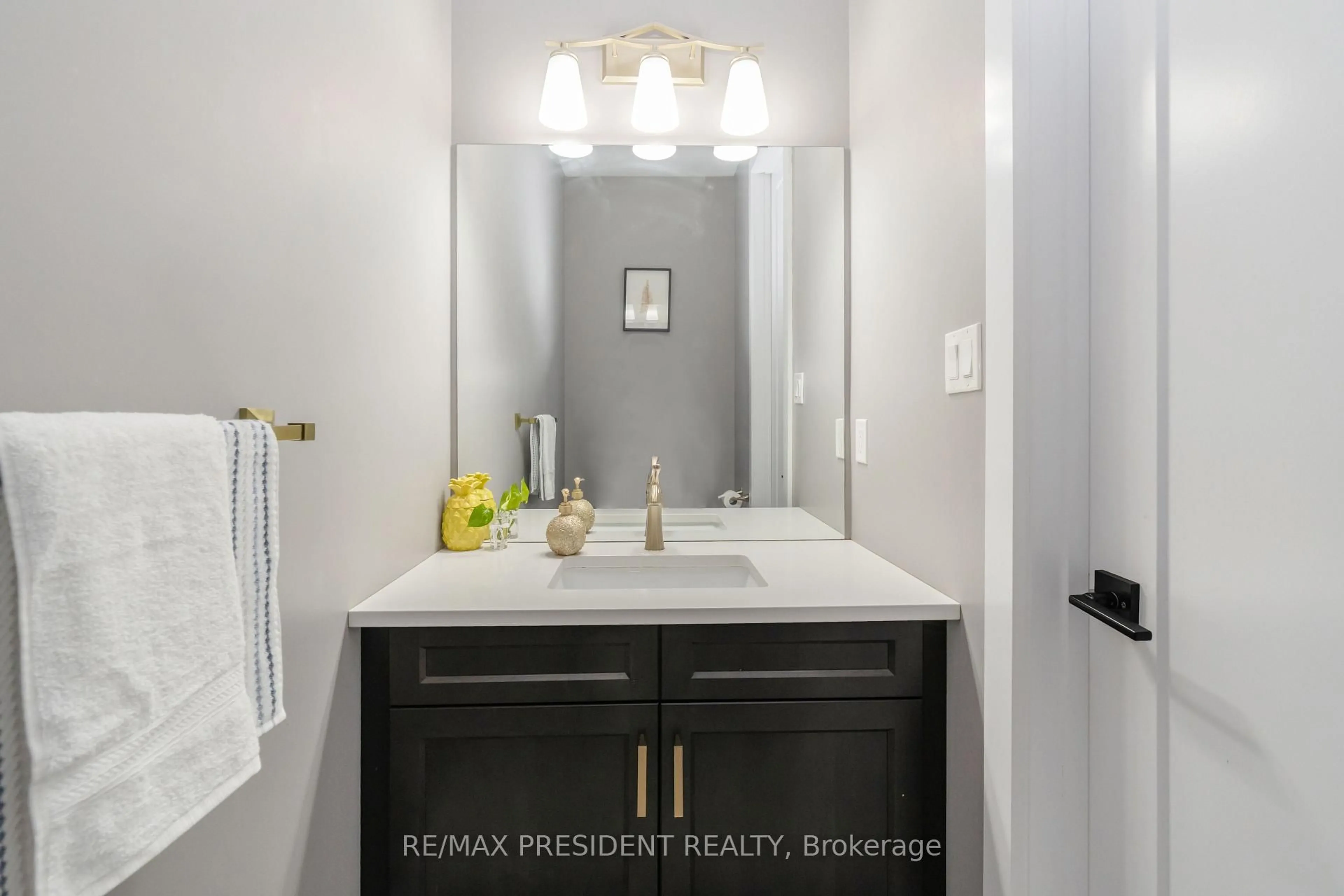 Standard bathroom, ceramic/tile floor for 2217 Wateroak Dr, London North Ontario N6G 5B4