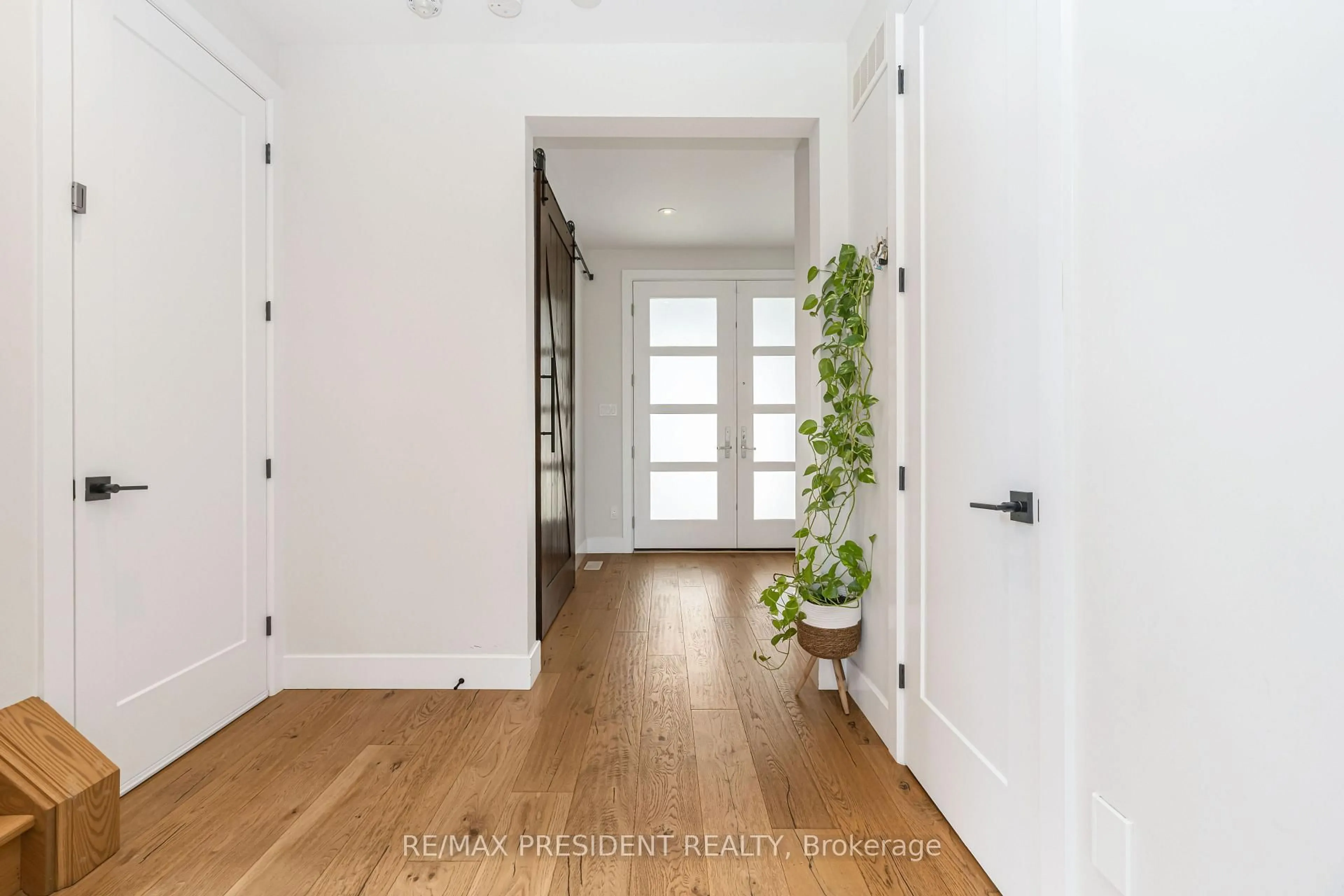 Indoor entryway for 2217 Wateroak Dr, London North Ontario N6G 5B4