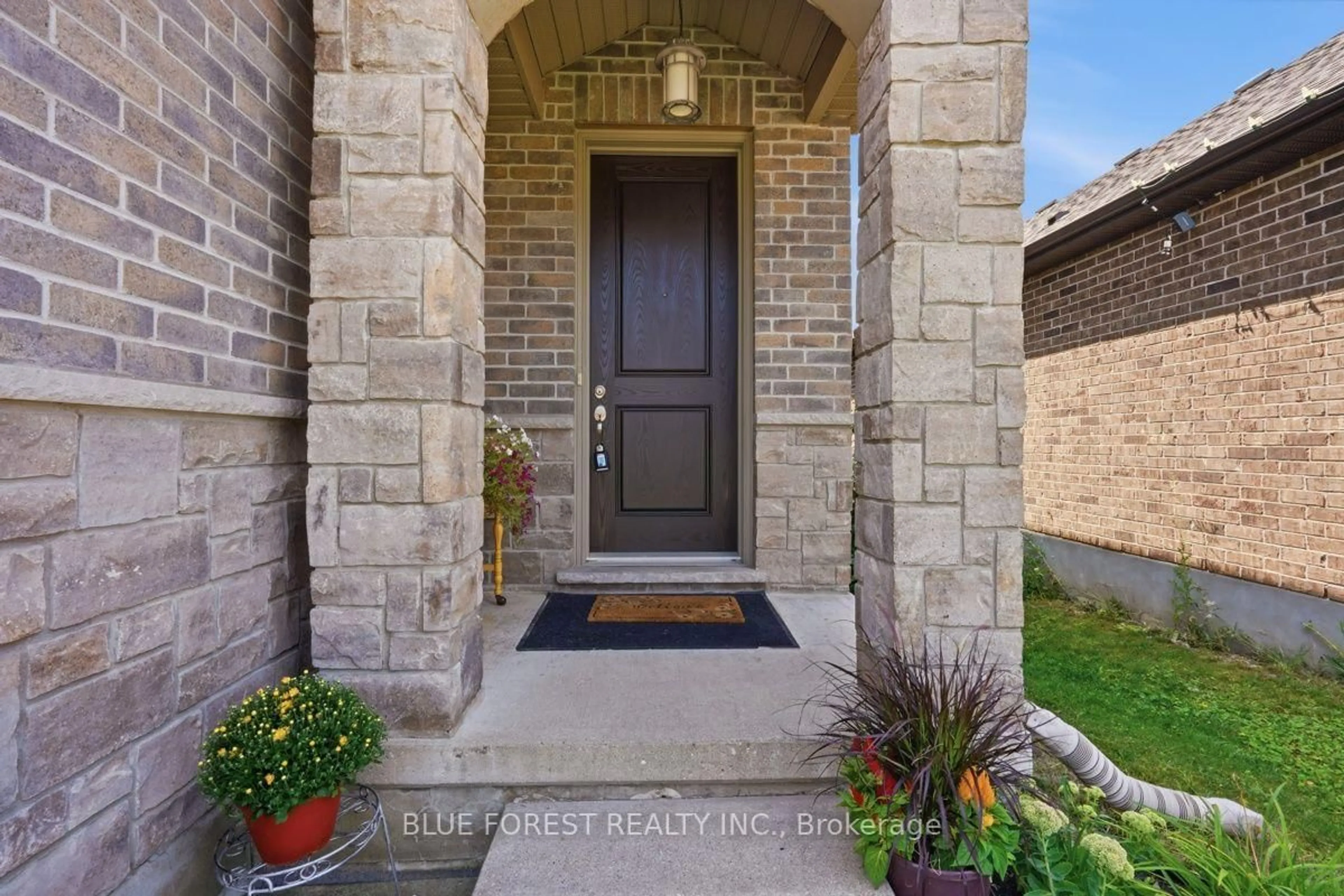 Indoor entryway for 1832 Cherrywood Tr, London North Ontario N6H 0E2