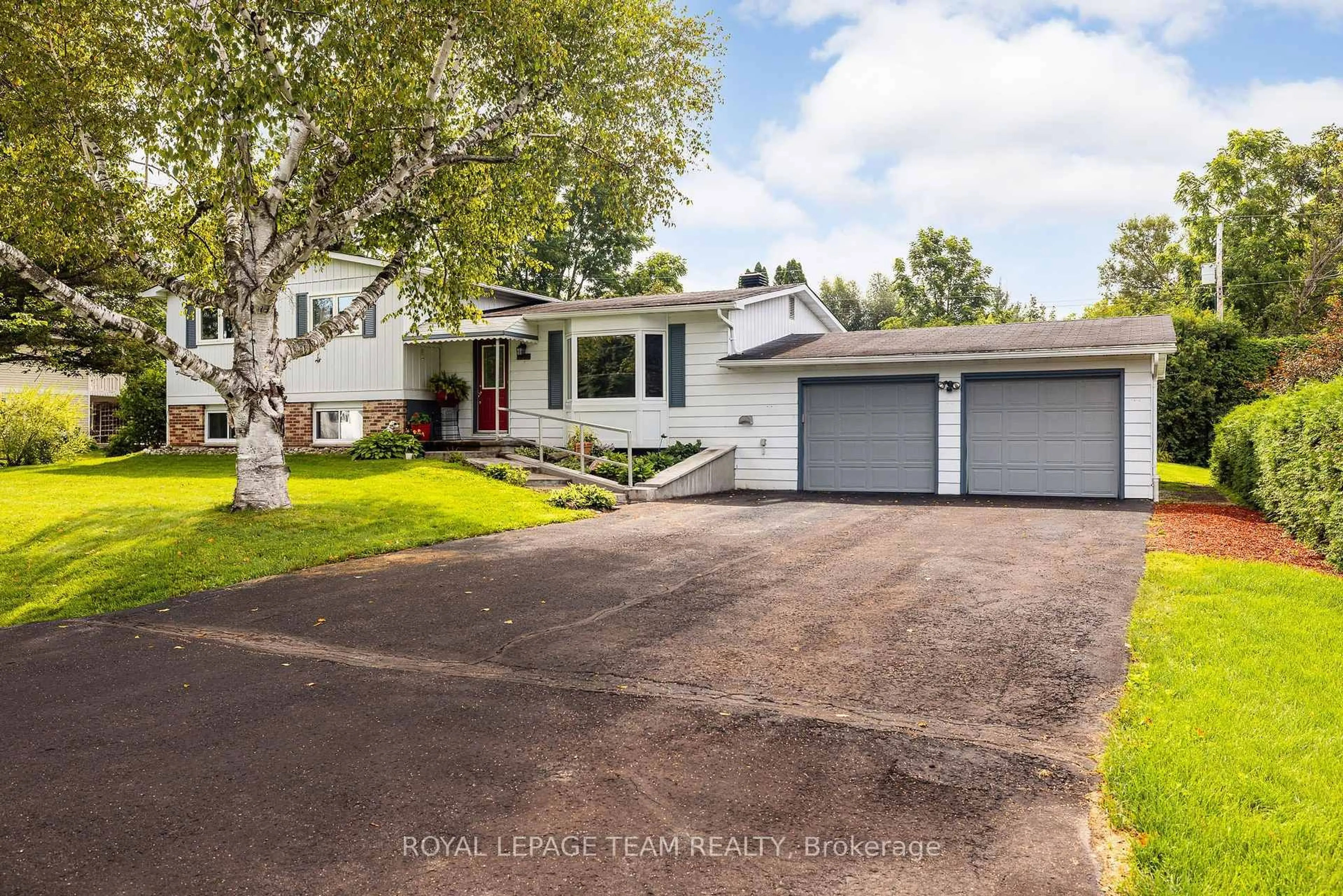 Home with vinyl exterior material, street for 1016 Boucher Cres, Manotick Ontario K4M 1B3