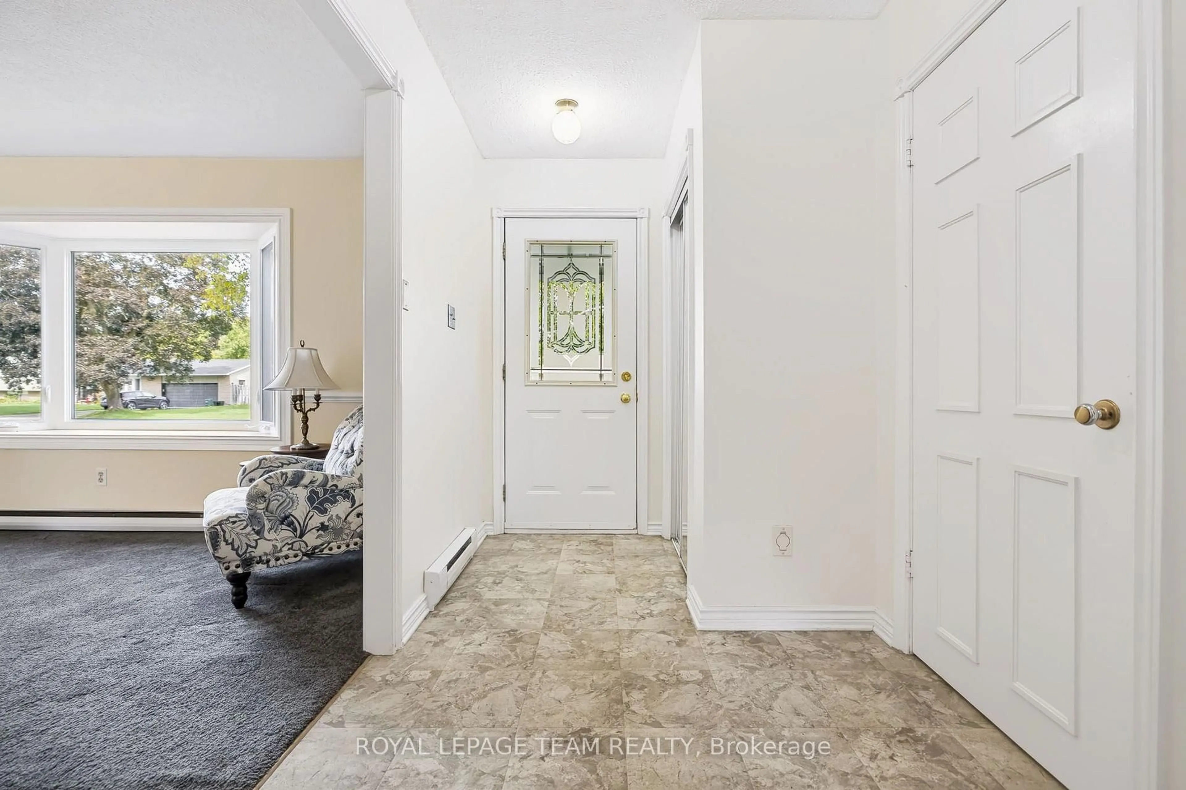 Indoor entryway for 1016 Boucher Cres, Manotick Ontario K4M 1B3