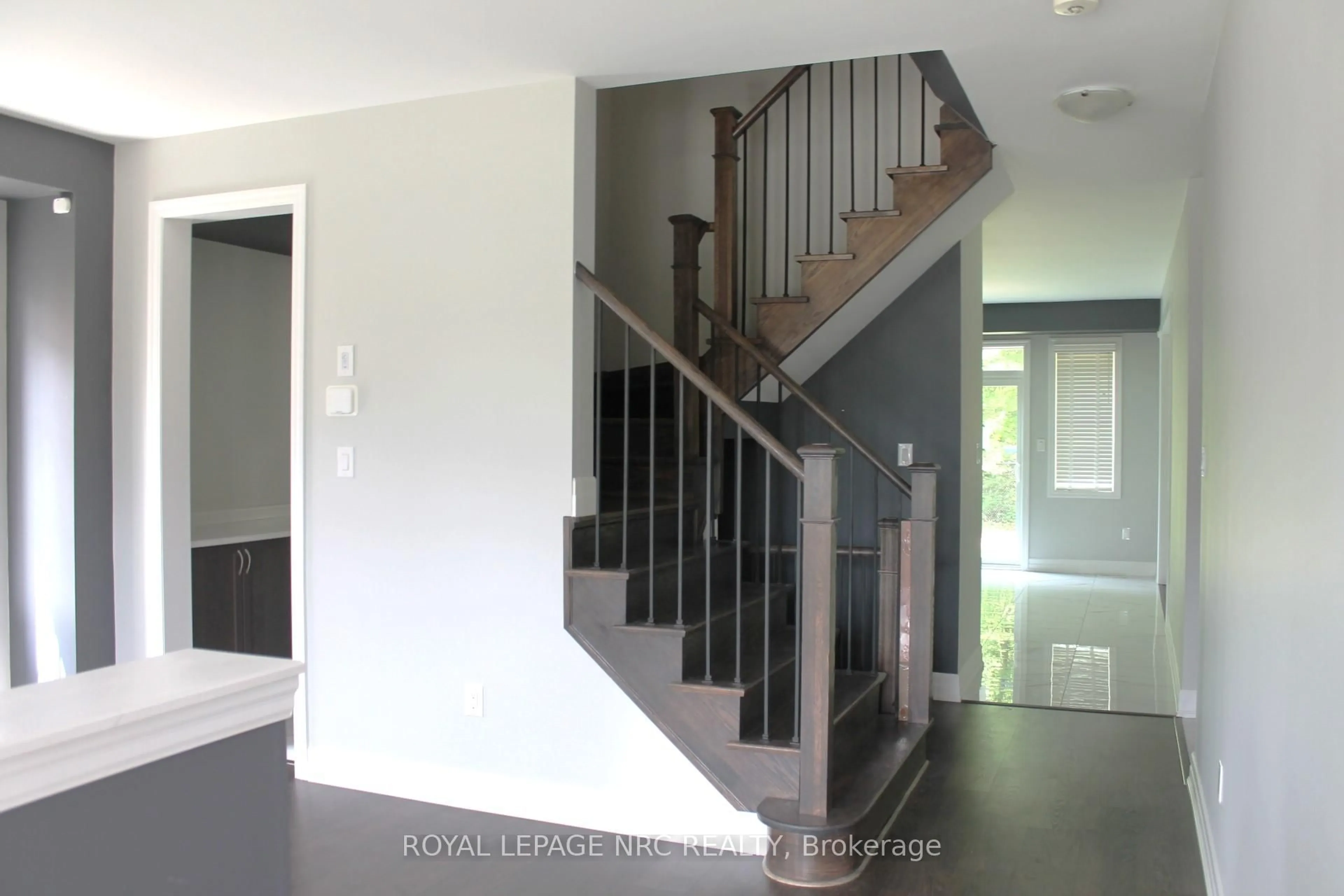 Indoor entryway for 9397 Tallgrass Ave, Niagara Falls Ontario L2G 0Y2