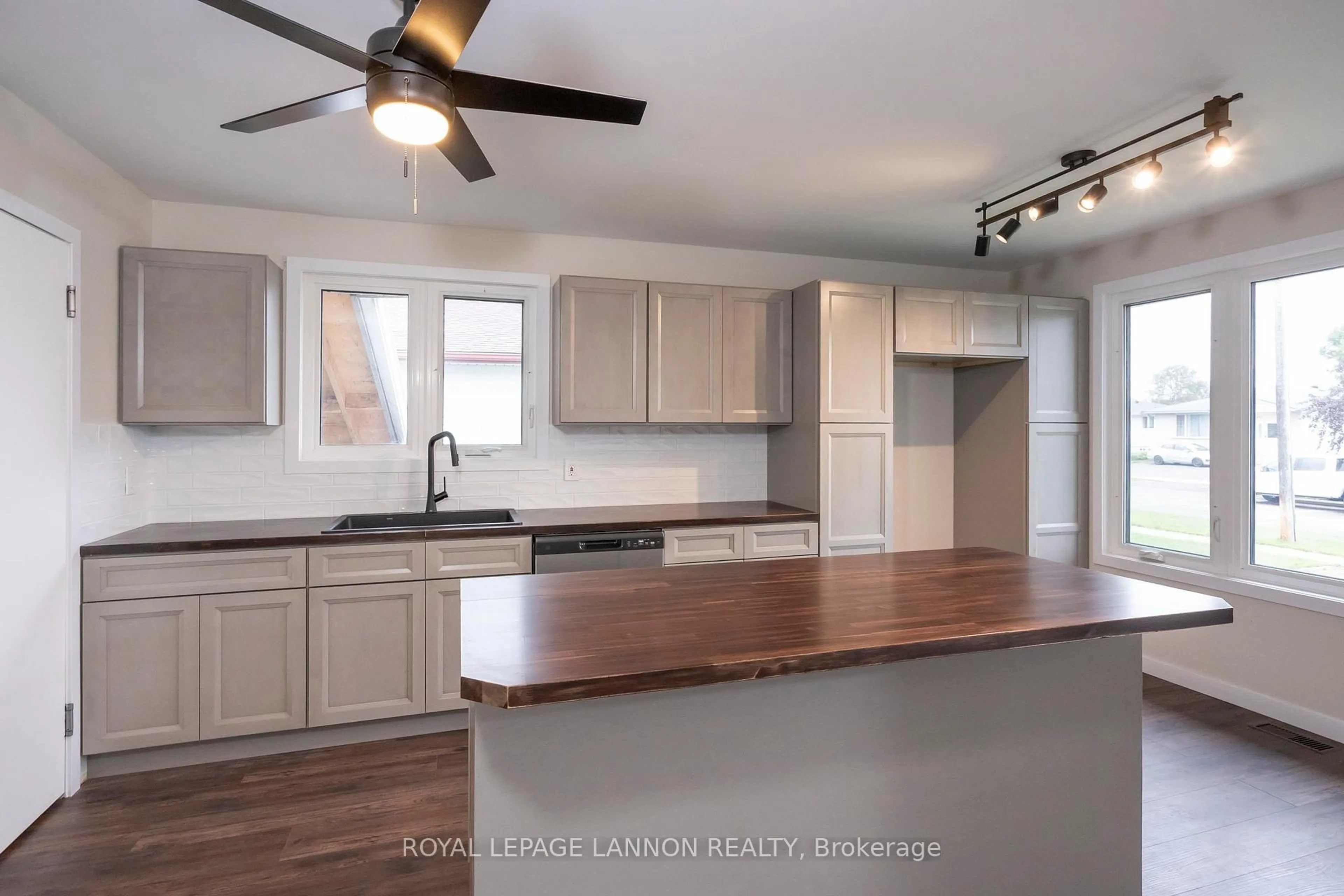 Open concept kitchen, unknown for 262 Sheridan Cres, Thunder Bay Ontario P7C 5M4