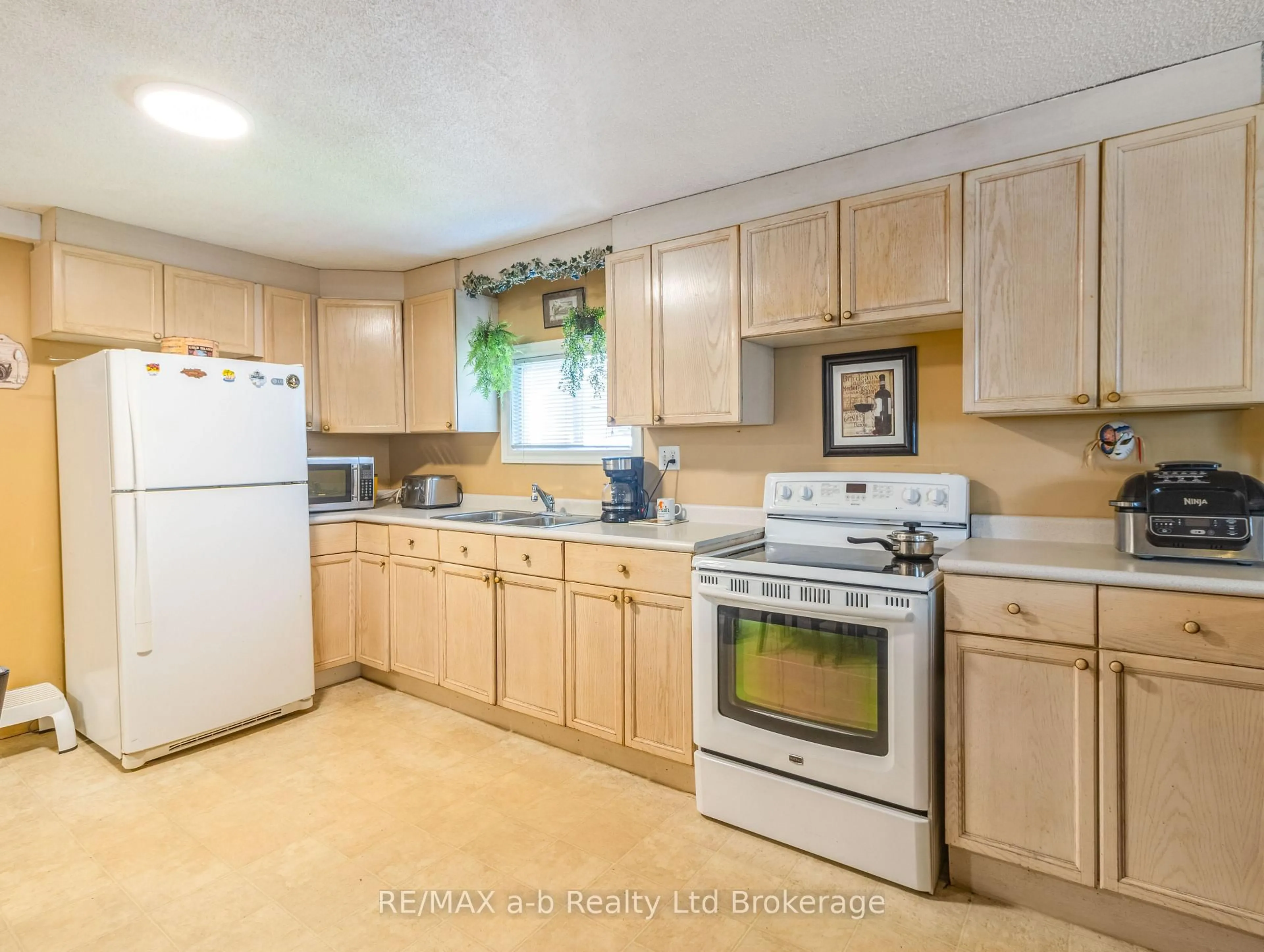 Standard kitchen, ceramic/tile floor for 596101 Highway 59 18 Tropicana Cres, East Zorra-Tavistock Ontario N4S 7W1