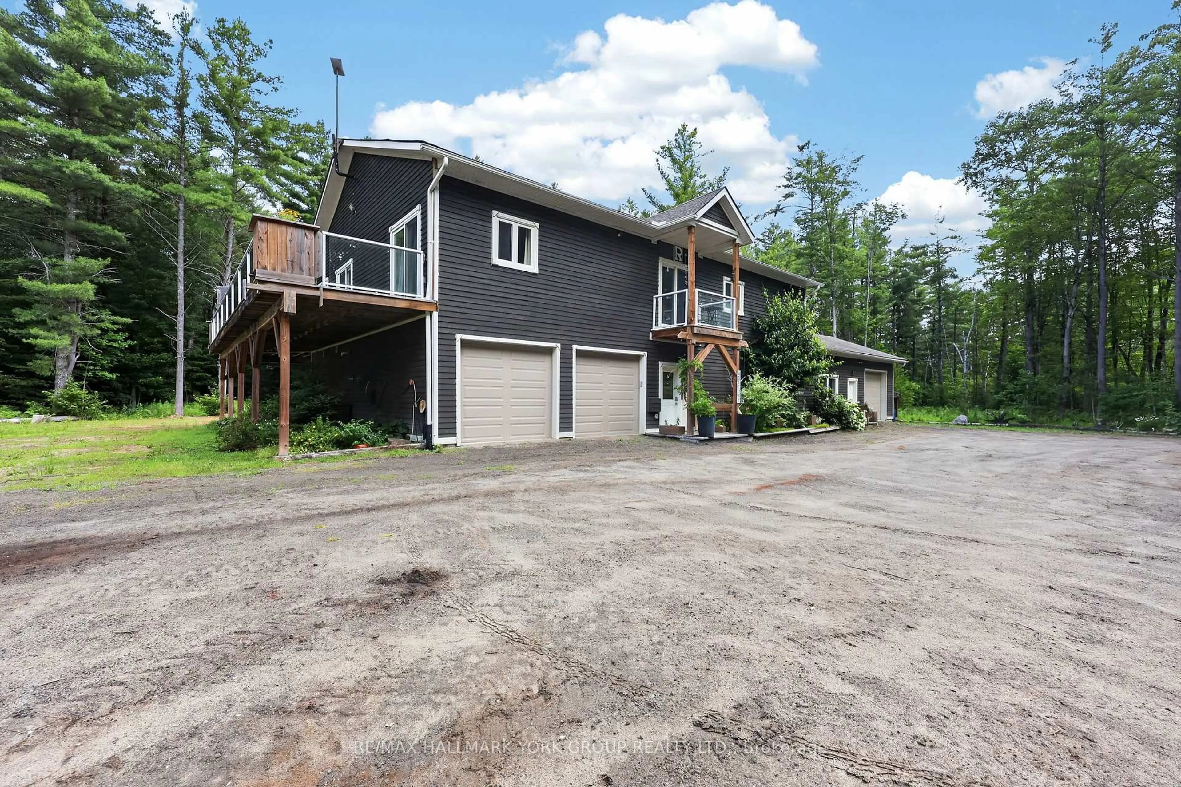 A pic from outside/outdoor area/front of a property/back of a property/a pic from drone, unknown for 2285 Southwood Rd, Gravenhurst Ontario P0E 1G0