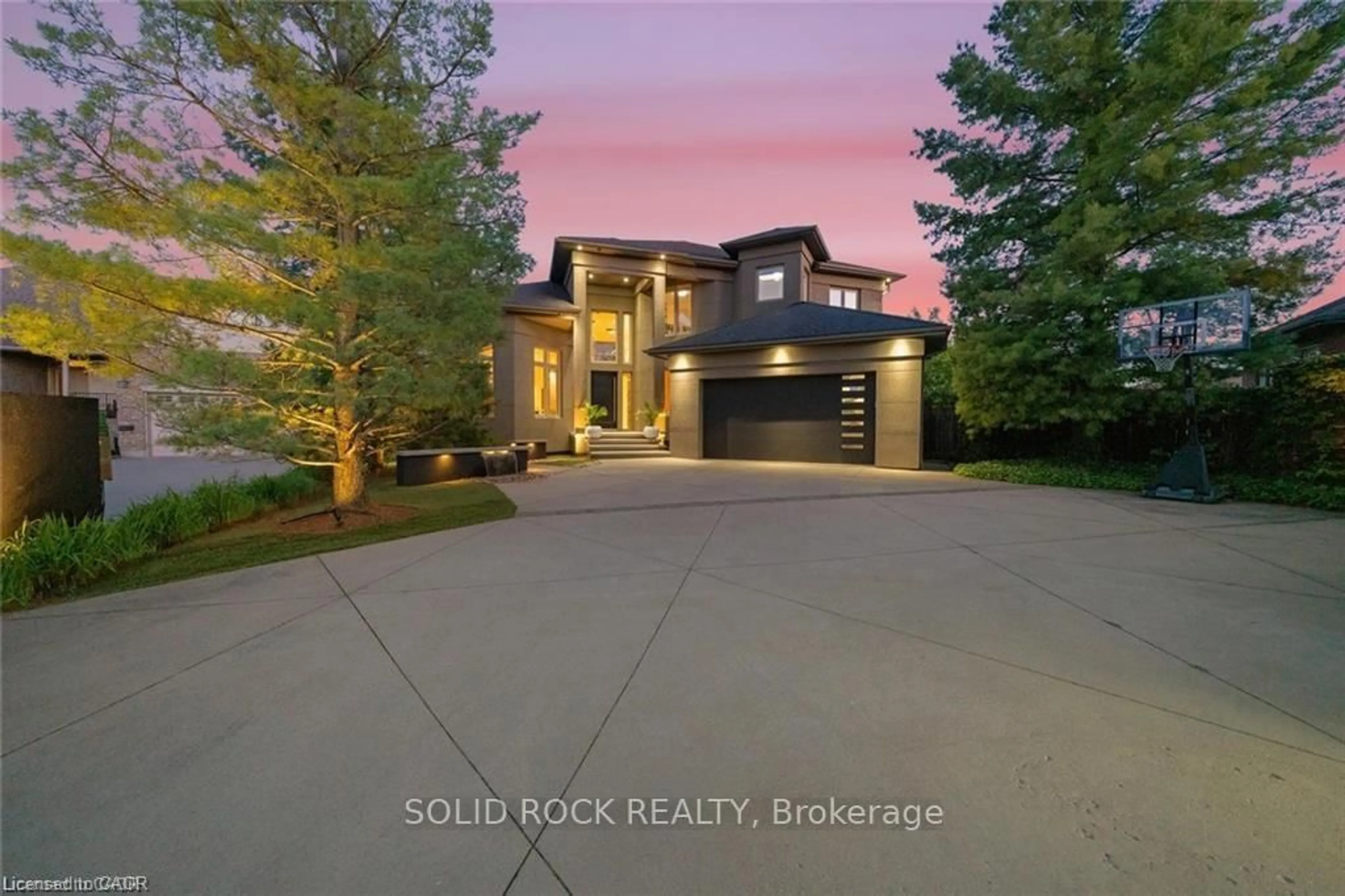 A pic from outside/outdoor area/front of a property/back of a property/a pic from drone, street for 32 Kenny Crt, Thorold Ontario L2V 5G4