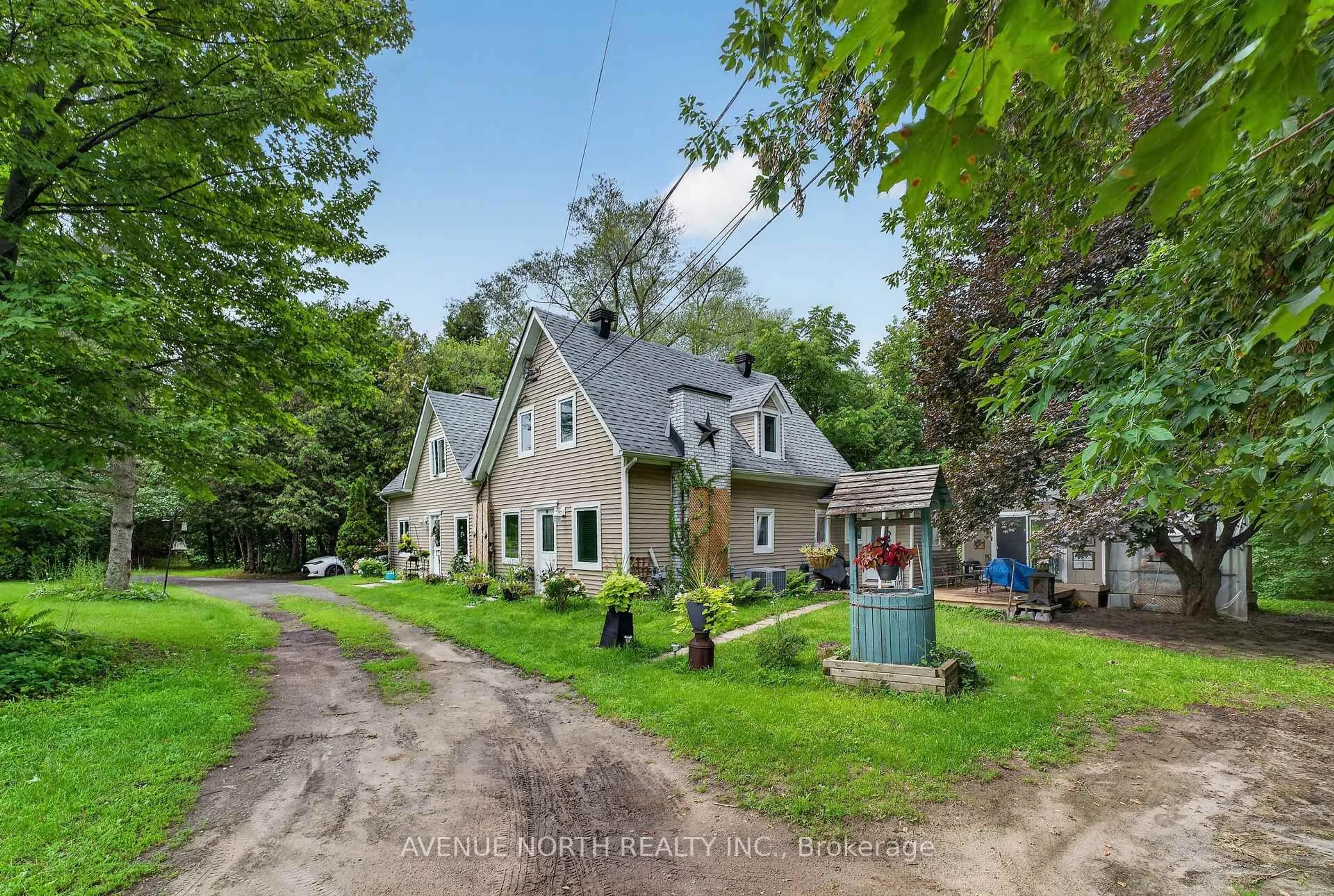 A pic from outside/outdoor area/front of a property/back of a property/a pic from drone, street for 2941-2943 Old Montreal Rd, Ottawa Ontario K4C 1G2
