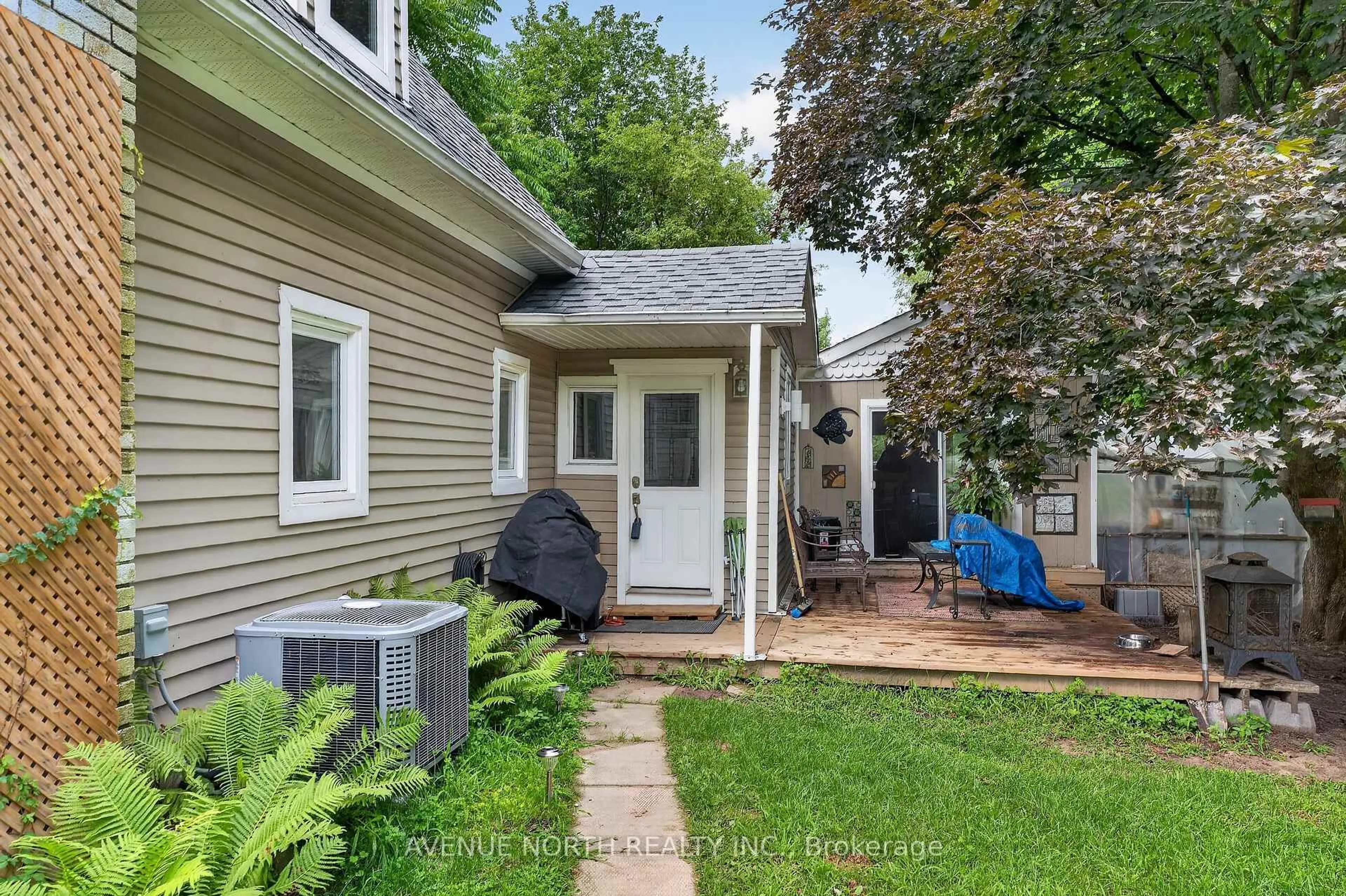 Unknown for 2941-2943 Old Montreal Rd, Ottawa Ontario K4C 1G2