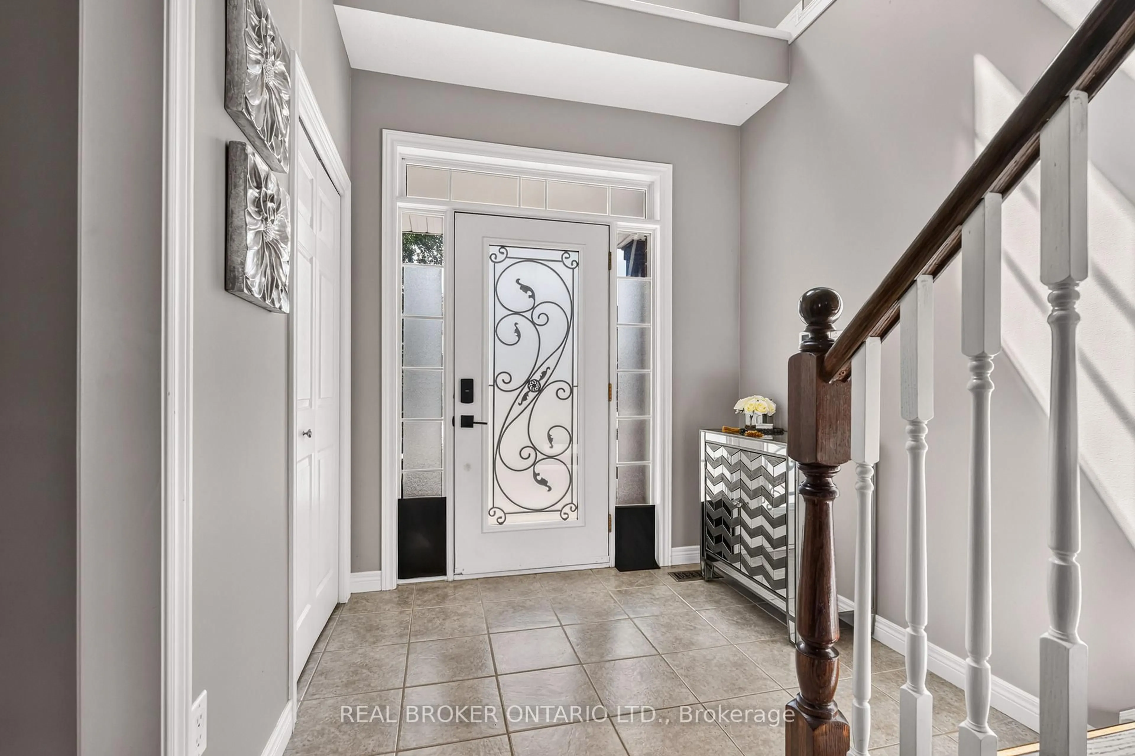 Indoor entryway for 175 May St, Guelph/Eramosa Ontario N0B 2K0