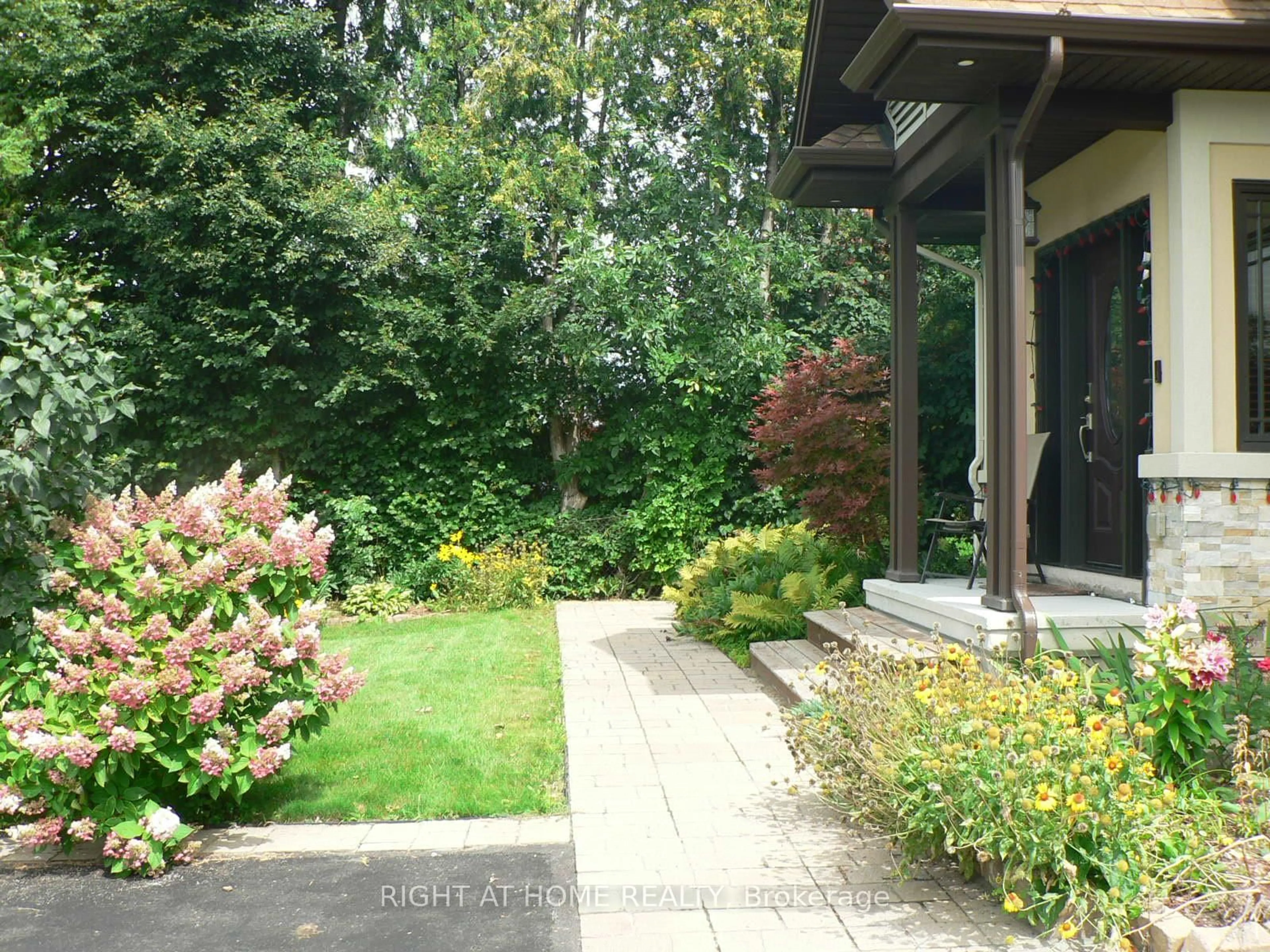 Patio, street for 1271 Field St, Ottawa Ontario K2C 2P9
