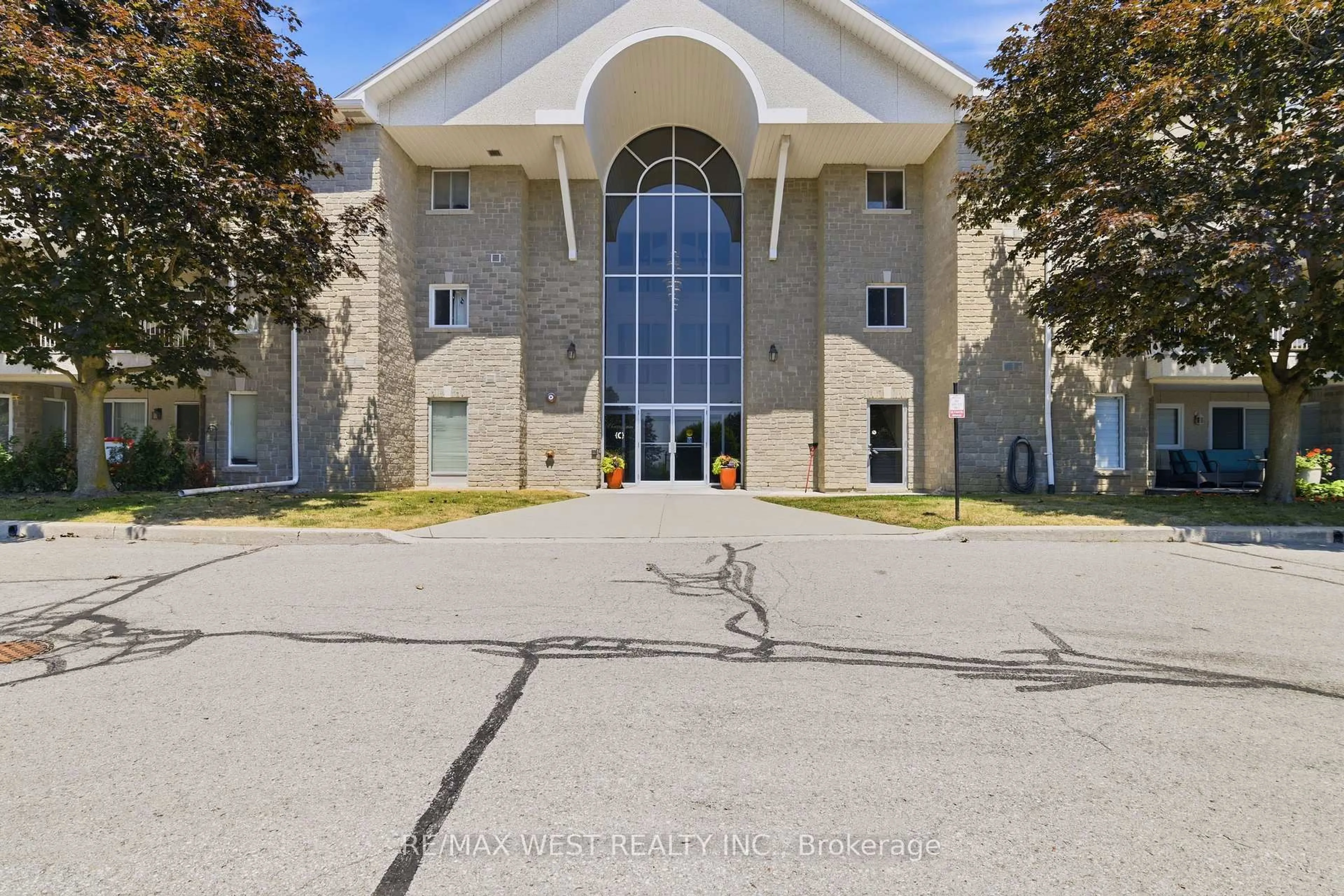Indoor foyer for 1099 Clonsilla Ave #205C, Peterborough Ontario K9J 8L8