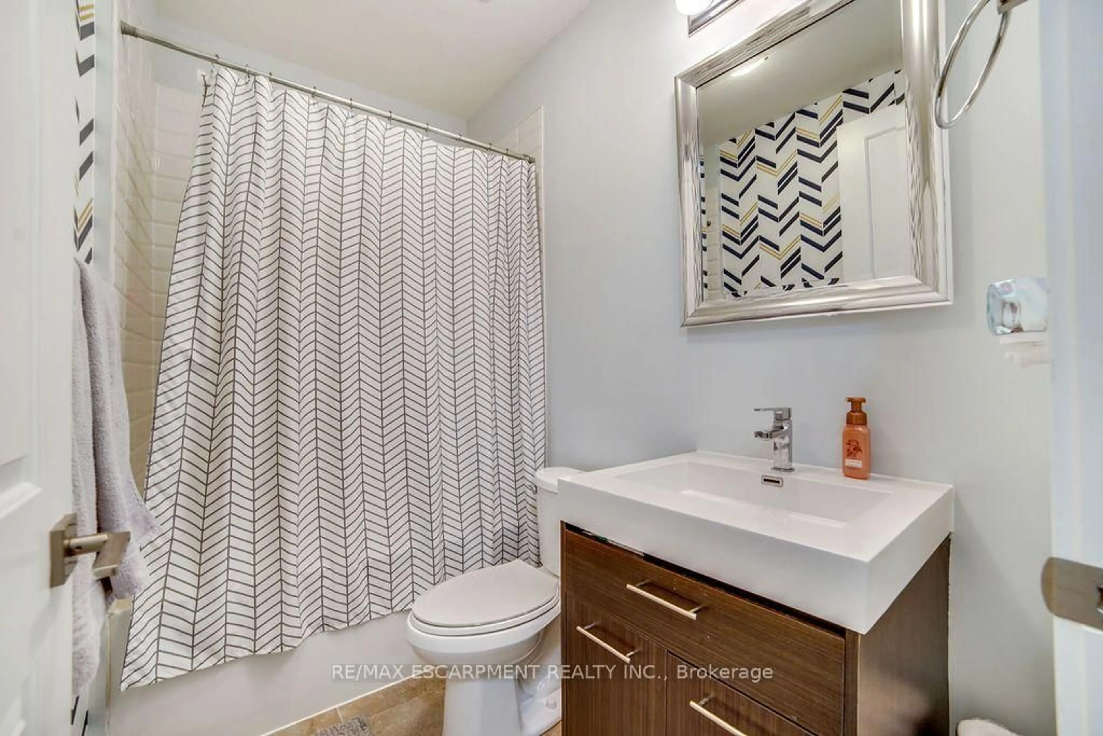 Standard bathroom, ceramic/tile floor for 150 Main St #810, Hamilton Ontario L8P 1H8