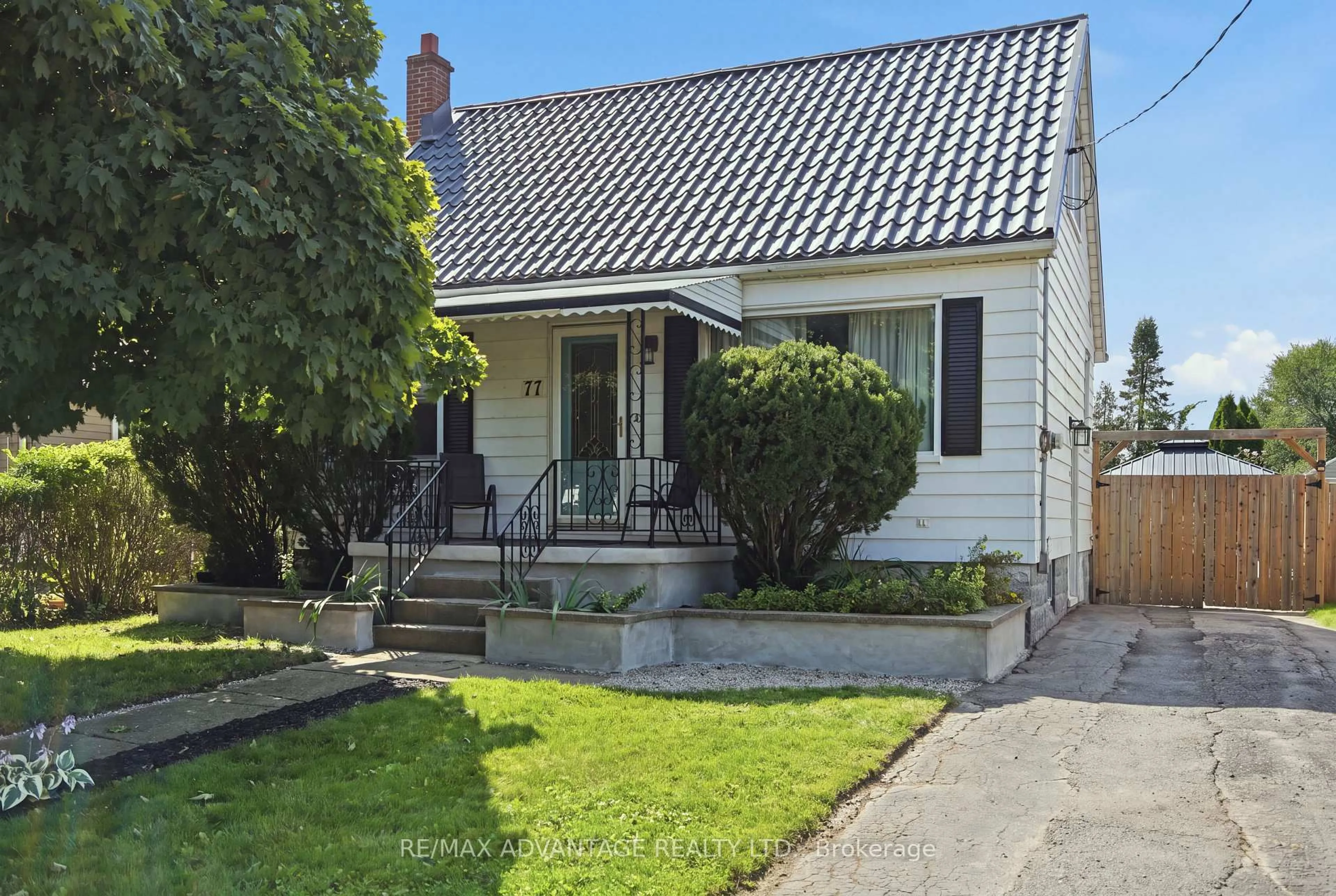 Home with vinyl exterior material, street for 77 First Ave, St. Thomas Ontario N5R 4N6