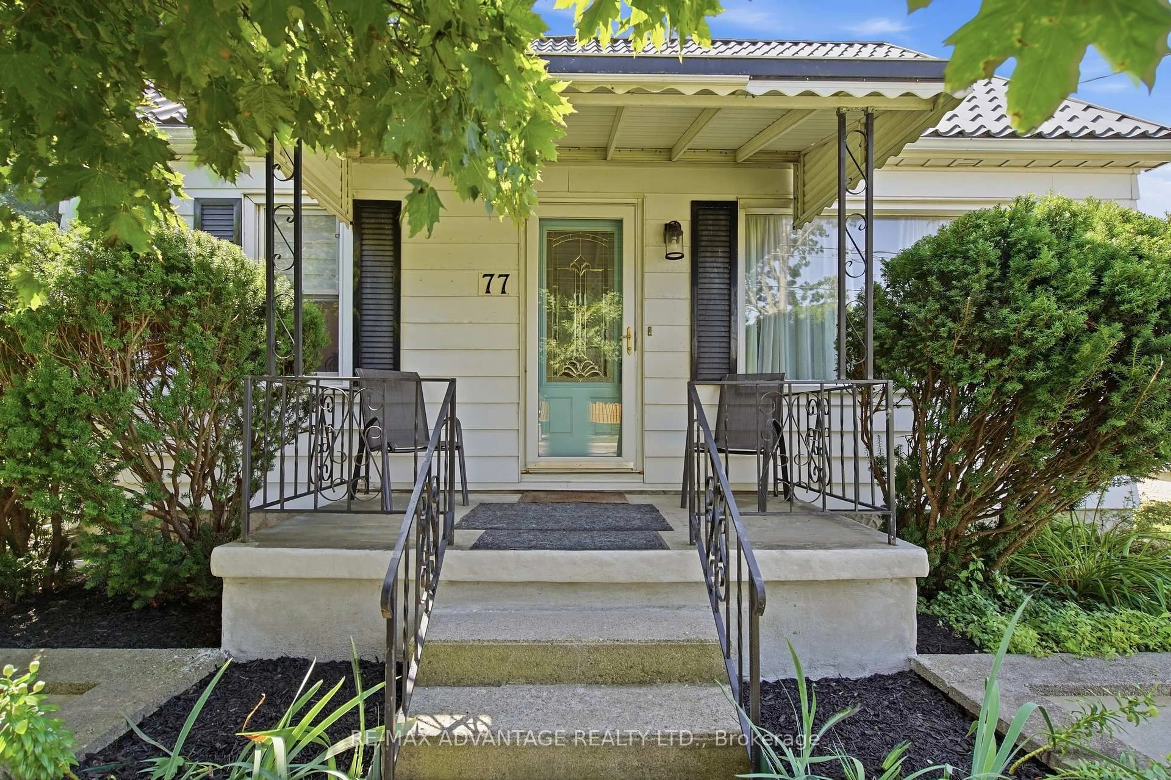 Indoor entryway for 77 First Ave, St. Thomas Ontario N5R 4N6