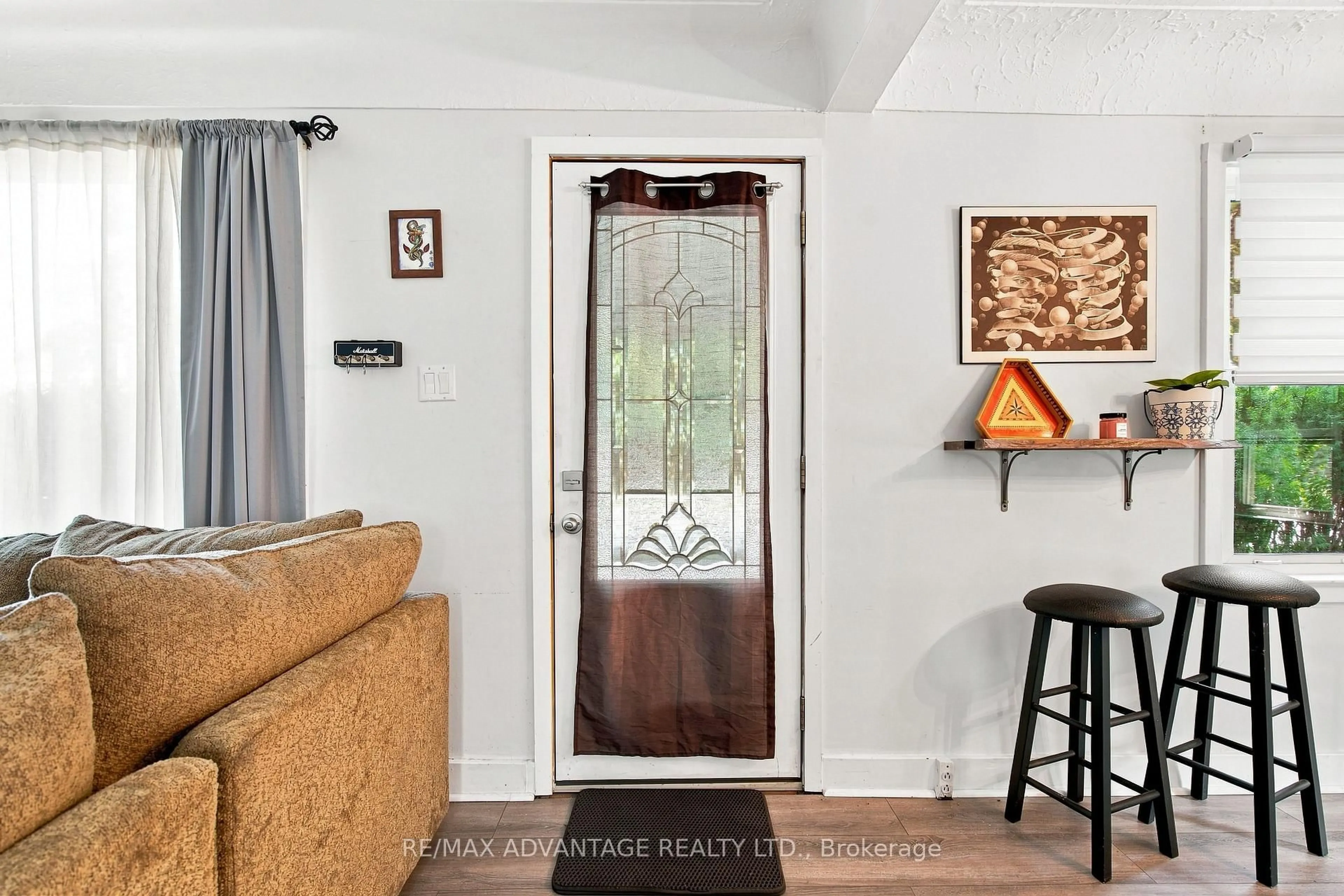Indoor entryway for 77 First Ave, St. Thomas Ontario N5R 4N6