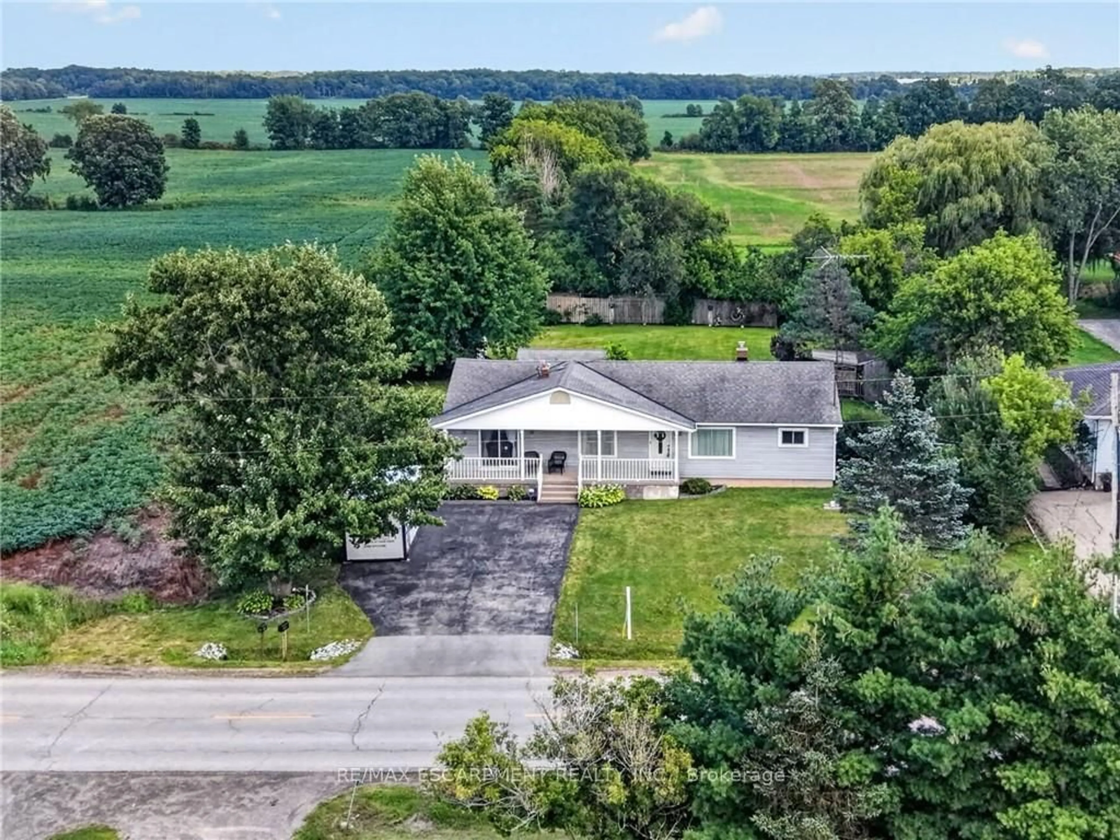 A pic from outside/outdoor area/front of a property/back of a property/a pic from drone, unknown for 3235 Grassie Rd, Grimsby Ontario L0R 1M0