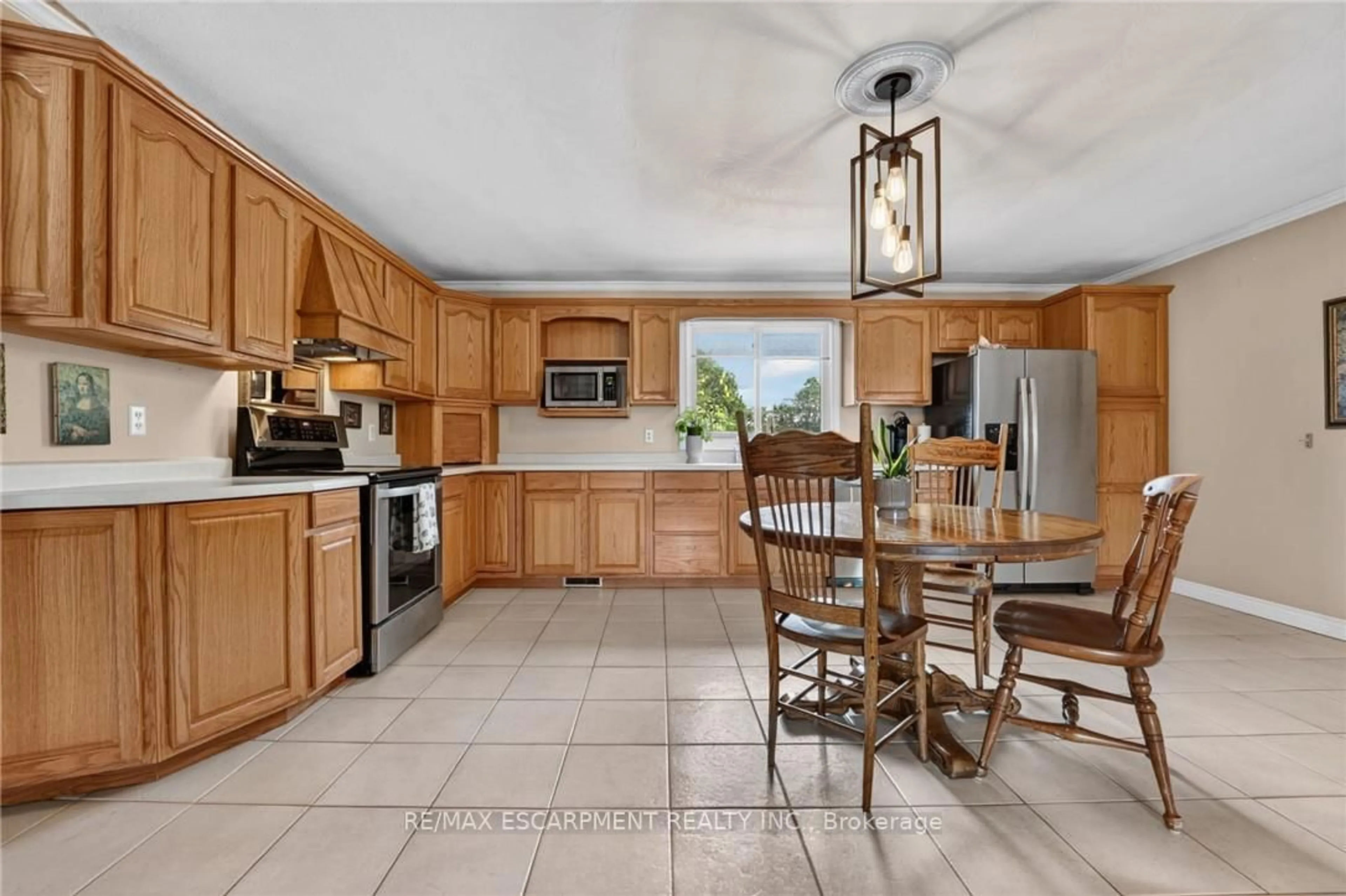 Open concept kitchen, ceramic/tile floor for 3235 Grassie Rd, Grimsby Ontario L0R 1M0